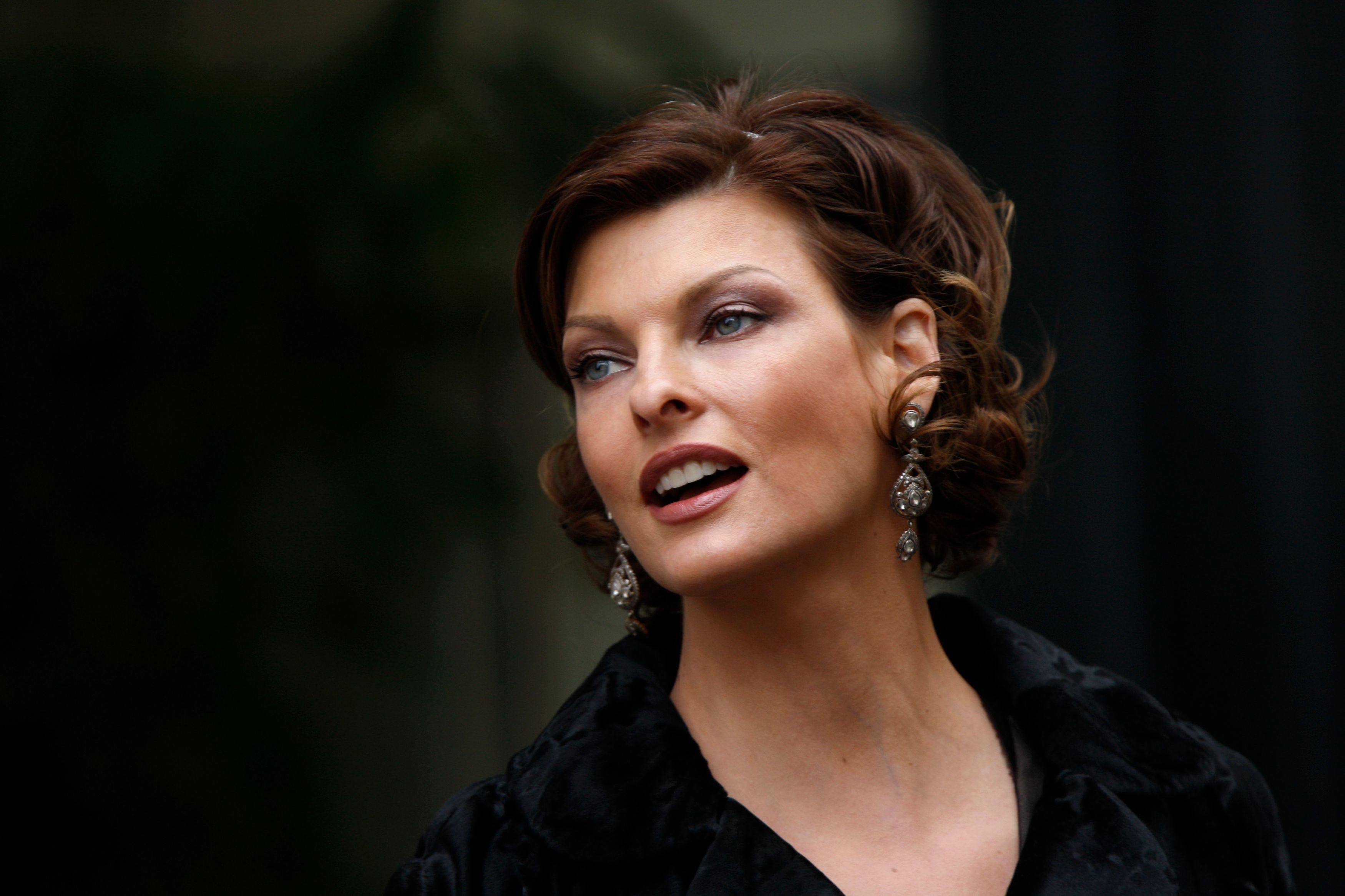 Canadian super model Linda Evangelista attends French designer Alexis Mabille's Spring-Summer Haute Couture  2009 fashion show in Paris January 26, 2009.  REUTERS/Charles Platiau (FRANCE)