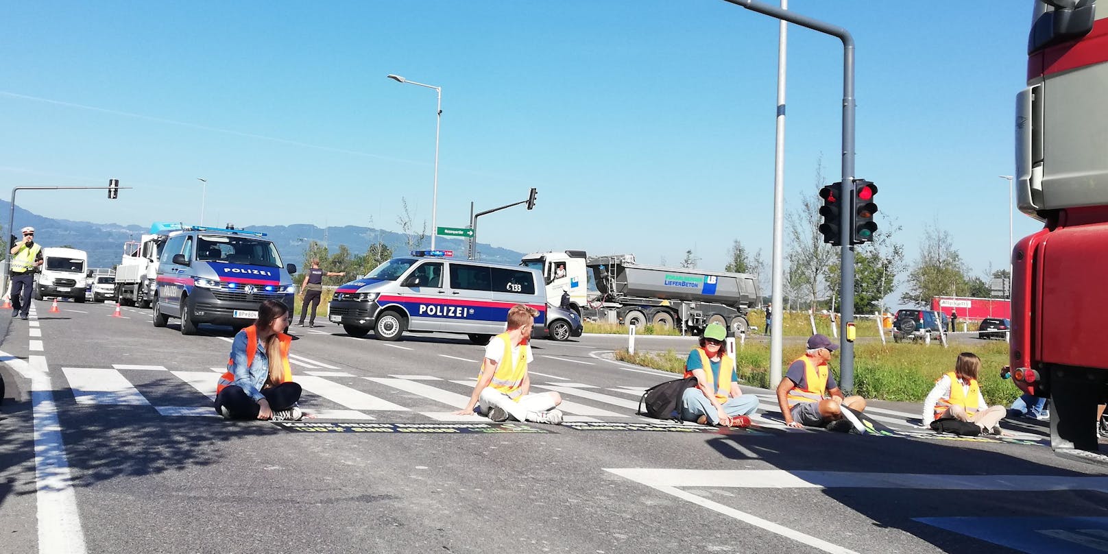 Klima-Kleber legten am Mittwoch die A14 lahm.