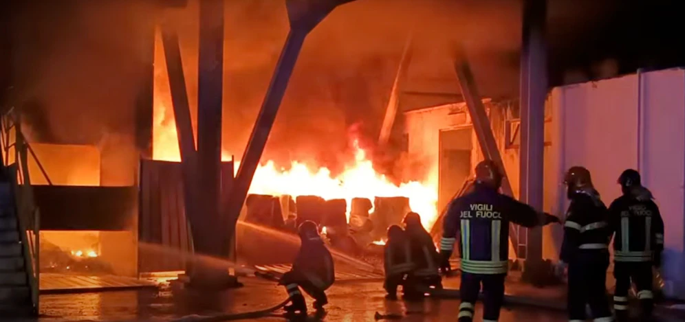 Die Feuerwehr kämpfte gegen die Flammen