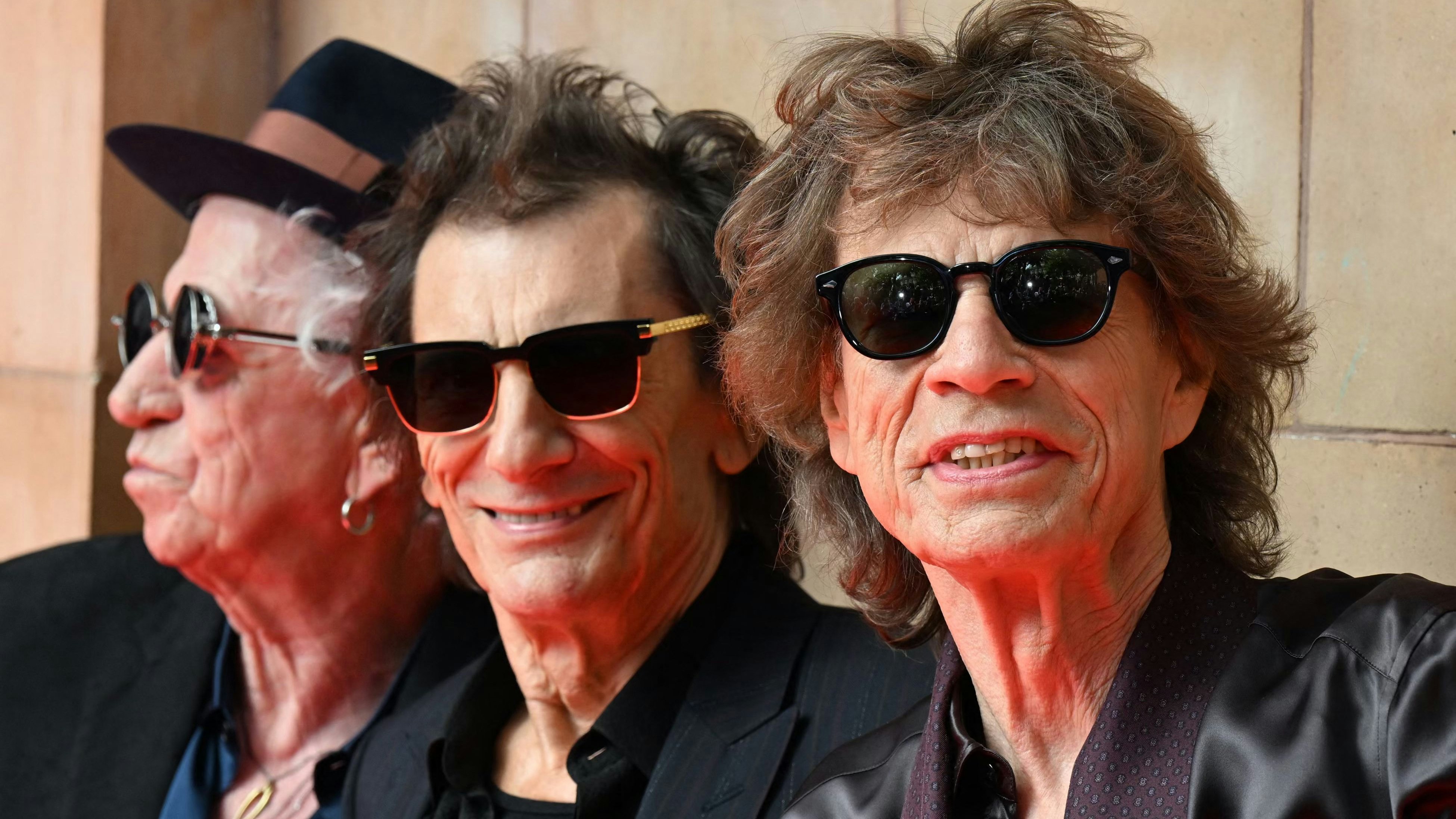 Download von www.picturedesk.com am 06.09.2023 (15:35).  TOPSHOT - (L-R) Keith Richards, Ron Wood and Mick Jagger of legendary British rock band, The Rolling Stones pose as they arrive to attend a launch event for their new album, "Hackney Diamonds" at Hackney Empire in London on September 6, 2023, their first album of original material since 2005. The Rolling Stones will on Wednesday, September 6, reveal details of "Hackney Diamonds", the band's first studio album of new music since 2005, at a launch event in east London. (Photo by Daniel LEAL / AFP) - 20230906_PD6011 - Rechteinfo: Rights Managed (RM) Nur für redaktionelle Nutzung! Werbliche Nutzung erfordert Freigabe: bitte schicken Sie uns eine Anfrage.