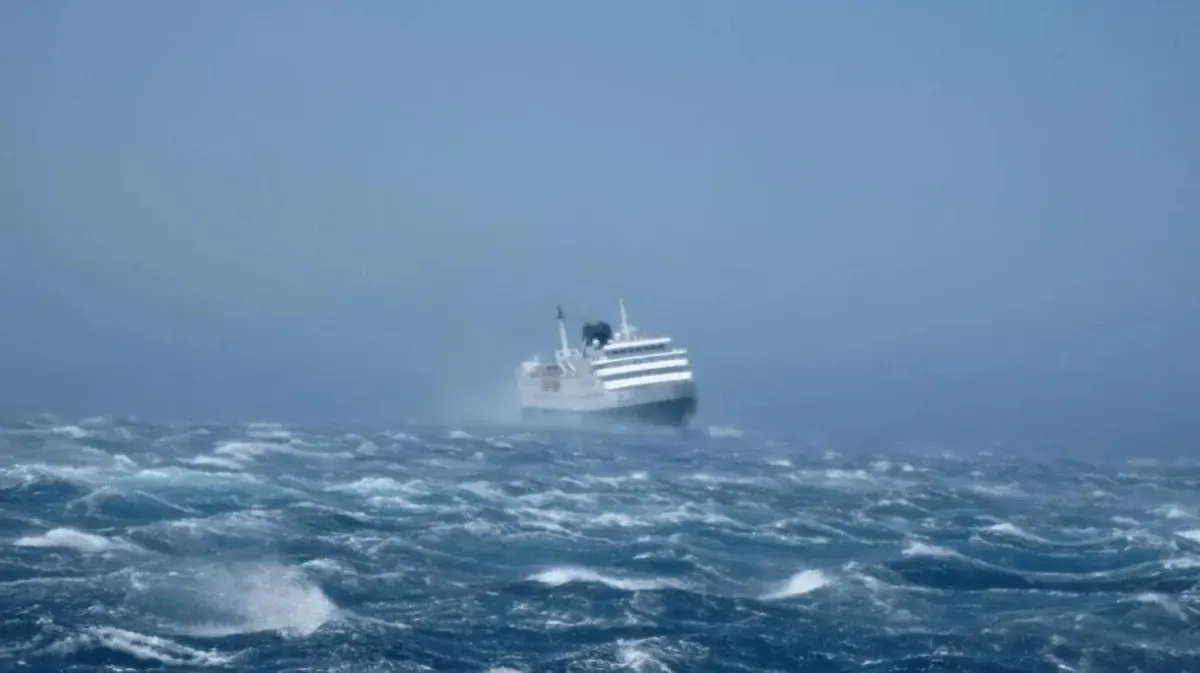 Die Fähre soll Hunderte Menschen an Bord haben.