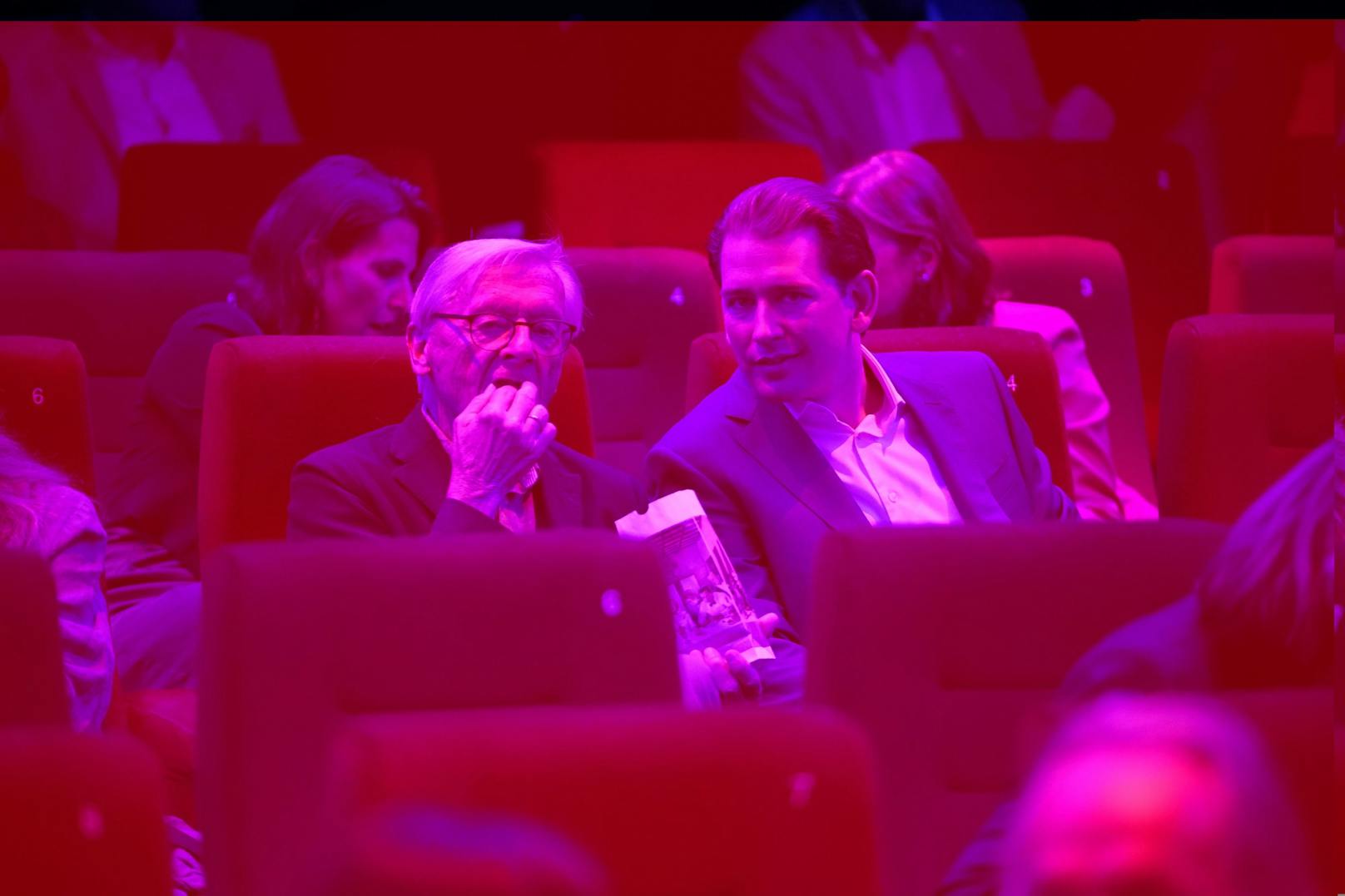 Die beiden früheren Kanzler Wolfgang Schüssel und Sebastian Kurz saßen im Kino nebeneinander.&nbsp;