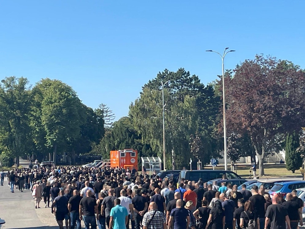 Gewaltiger Andrang bei der Beerdigung von Mario R. in Wien-Simmering am Mittwochnachmittag