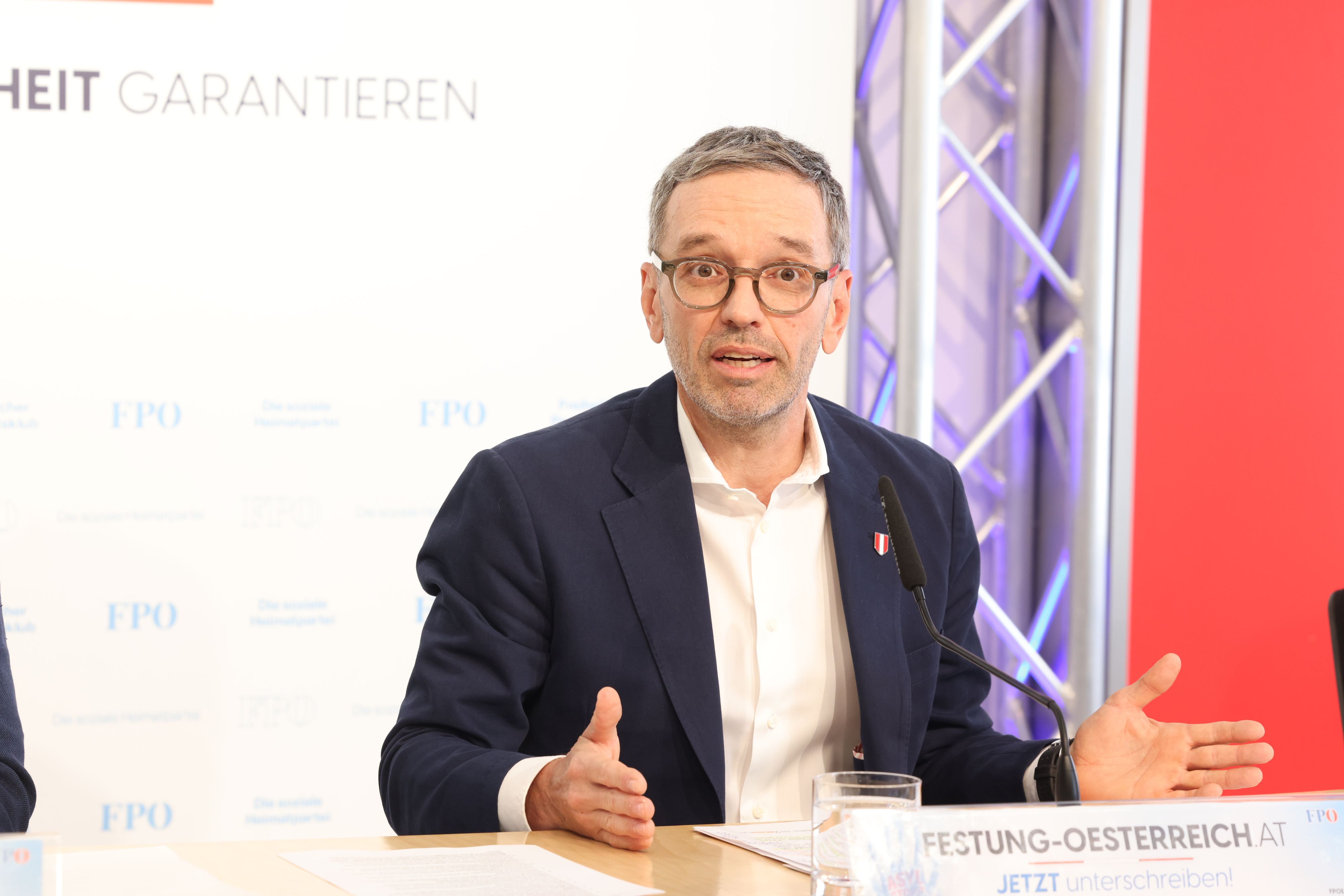 FPÖ-Chef Herbert Kickl stimmt das Urteil im Fall Teichtmeister nachdenklich.