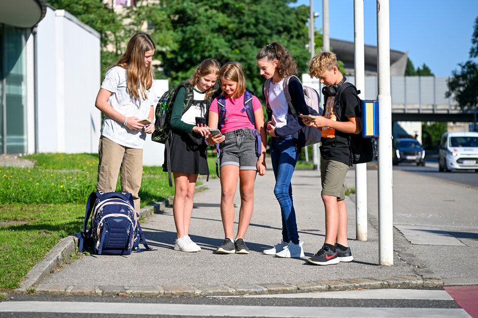 Der ÖAMTC warnt vor den Ablenkungen, die es durch Handys am Schulweg geben kann.