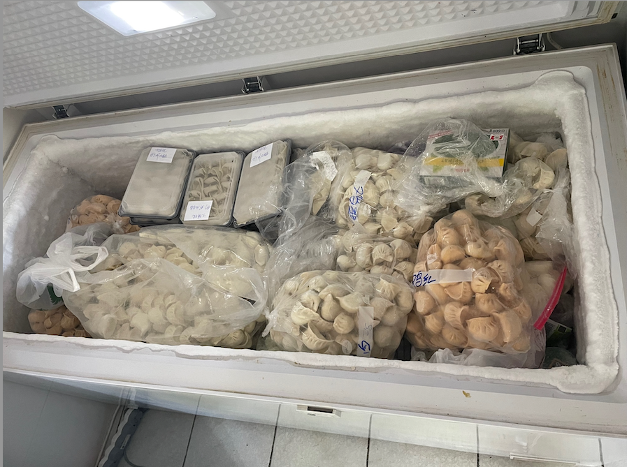 Marktamtsdirektor Andreas Kutheil und seine Mitarbeiter entdeckten die illegale Teigtascherl-Fabrik in einem geschlossenen Asia-Lokal in Wien-Floridsdorf. Die Hygienezustände waren alles andere als appetitlich.