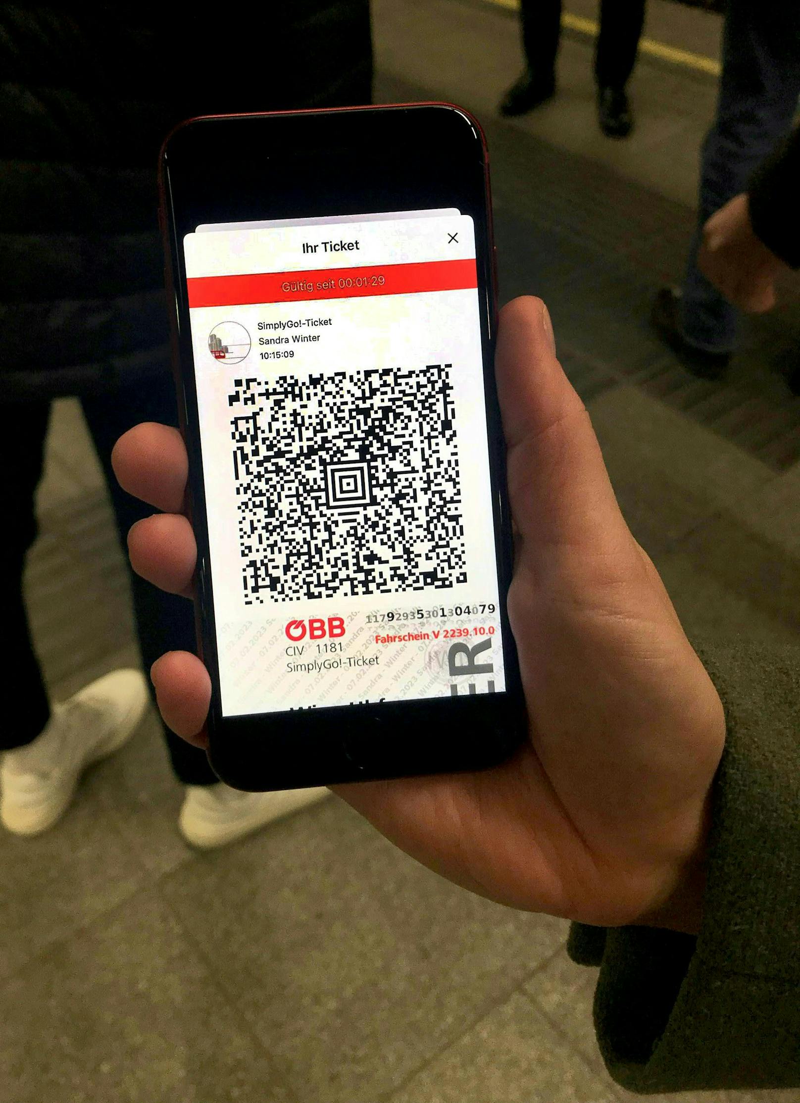 Kauft man ein Ticket über die ÖBB-App muss man manchmal ordentlich draufzahlen. Eine parlamentarische Anfrage der SPÖ läuft. 
