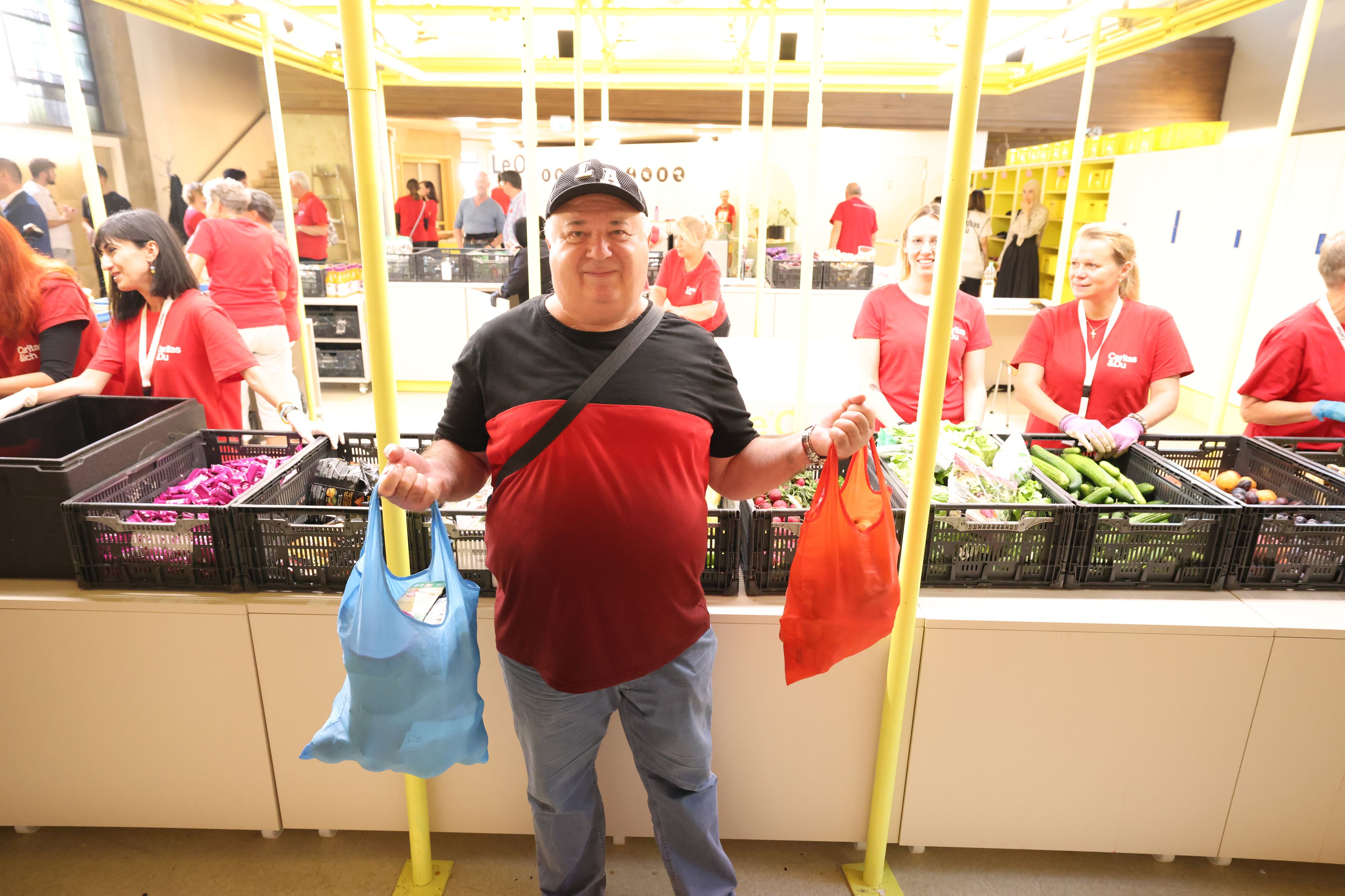 Ucela kommt seit Jahren regelmäßig in die Lebensmittelausgabe der Caritas. Der Wiener verdiente früher gut, doch nach einem Arbeitsunfall findet er keinen Job mehr.