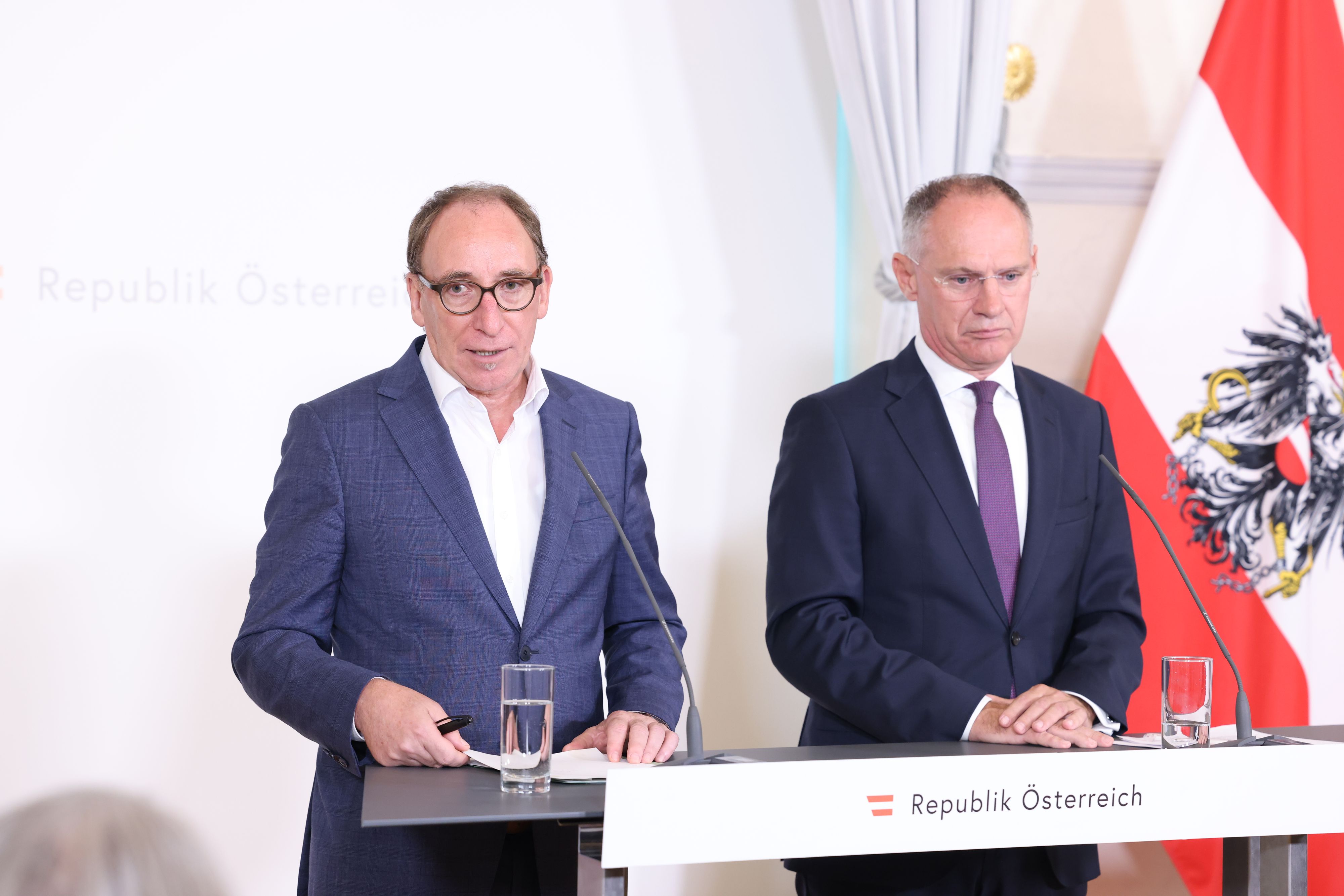 Sozialminister Johannes Rauch und Innenminister Gerhard Karner durften das neue Paket vorstellen.