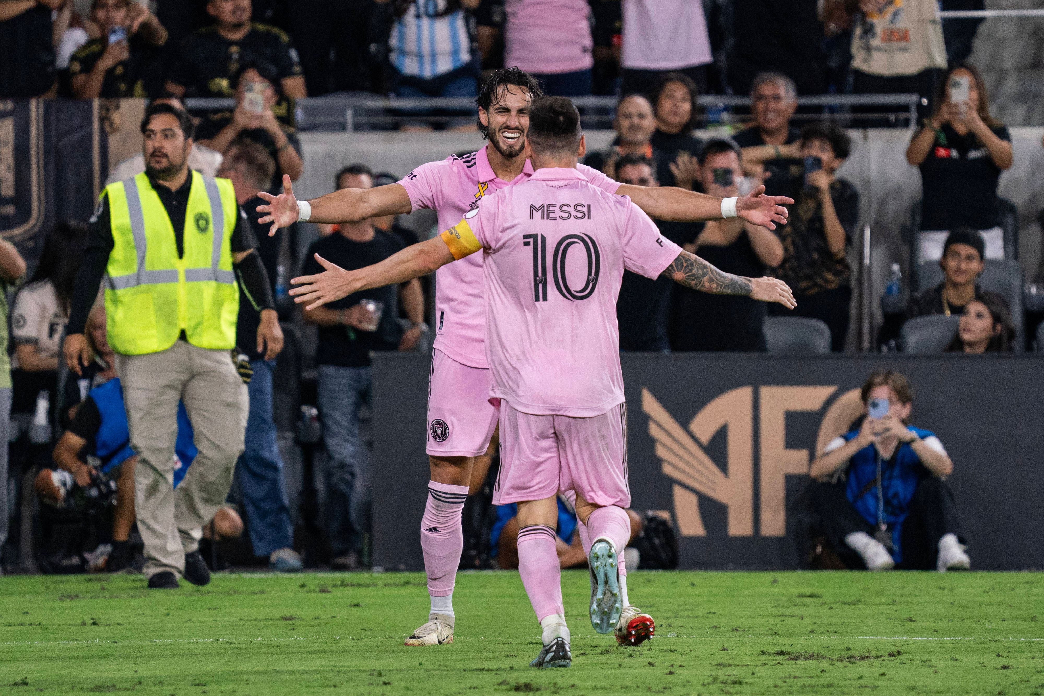 Messi und Campana jubeln zusammen