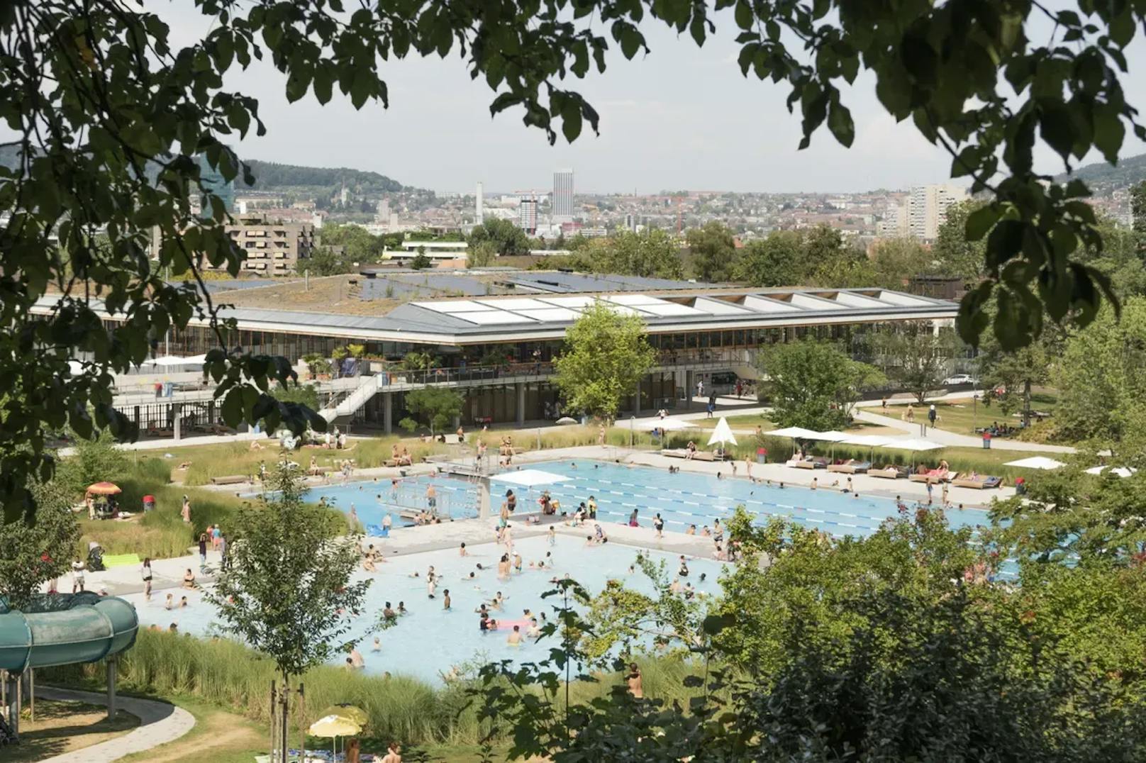 Das Zürcher Sportamt will den Vorfall intern prüfen und aufarbeiten. "Sexuelle Handlungen in den Badeanlagen sind nicht erlaubt und werden auch nicht toleriert", sagt eine Sprecherin.