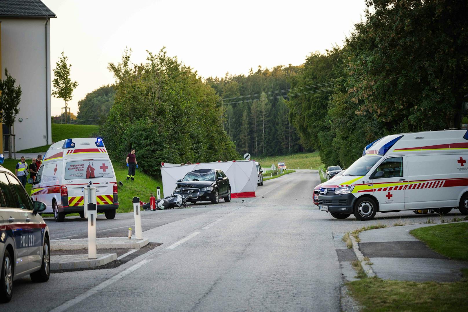 Der bereits herannahende Motorradlenker konnte eine Kollision nicht mehr verhindern und kollidierte mit der Beifahrerseite des Pkw’s.