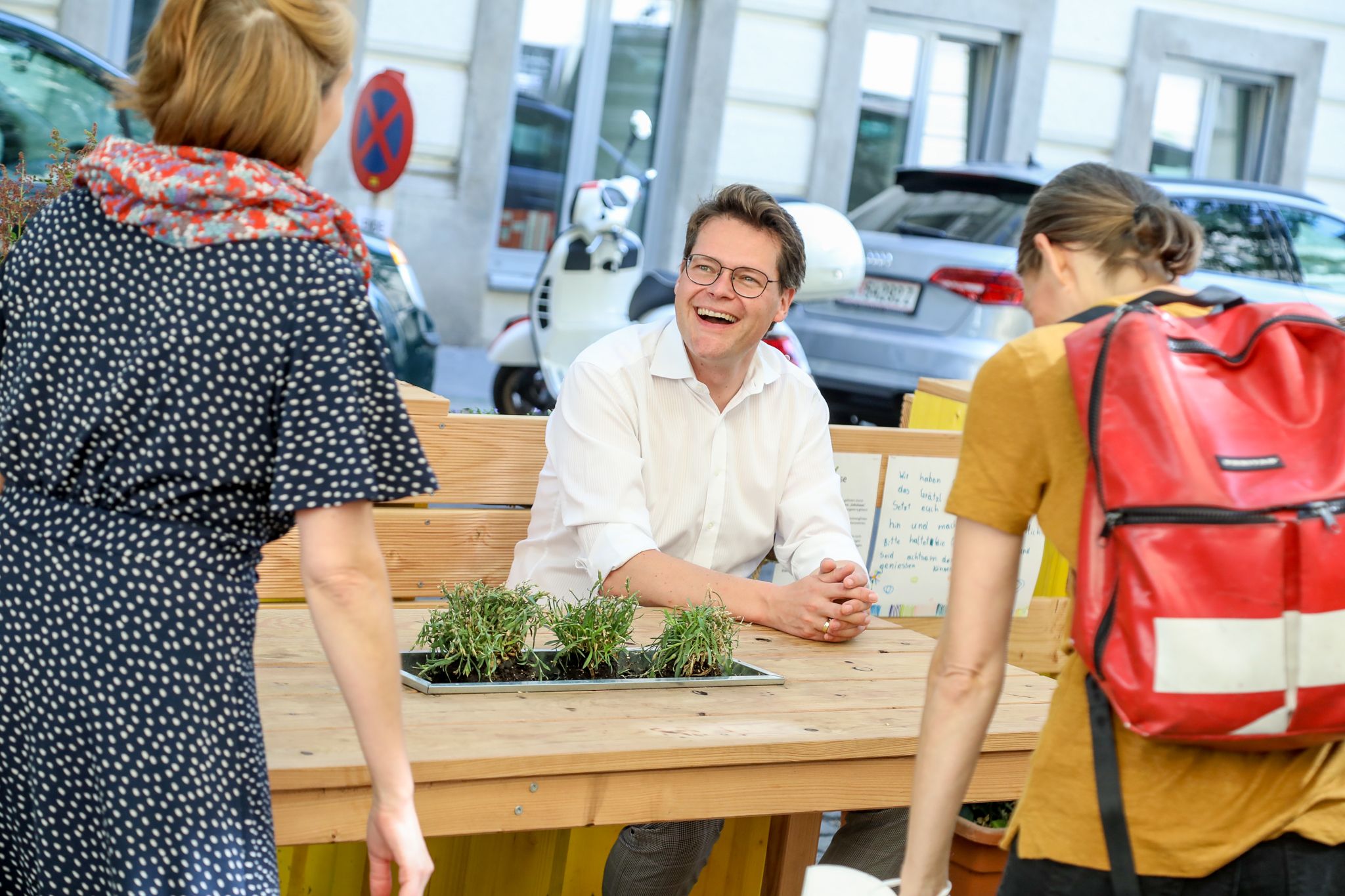 Klimastadtradt Jürgen Czernohorszky beim Besuch der Grätzloase.