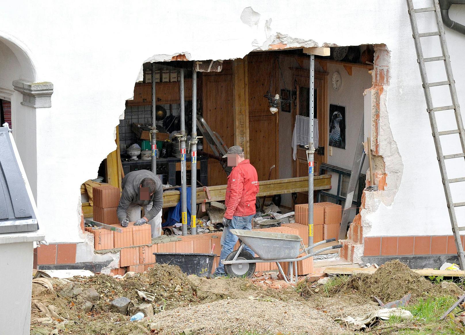 Nach der Stürmung: Sanierung der Jagdvilla