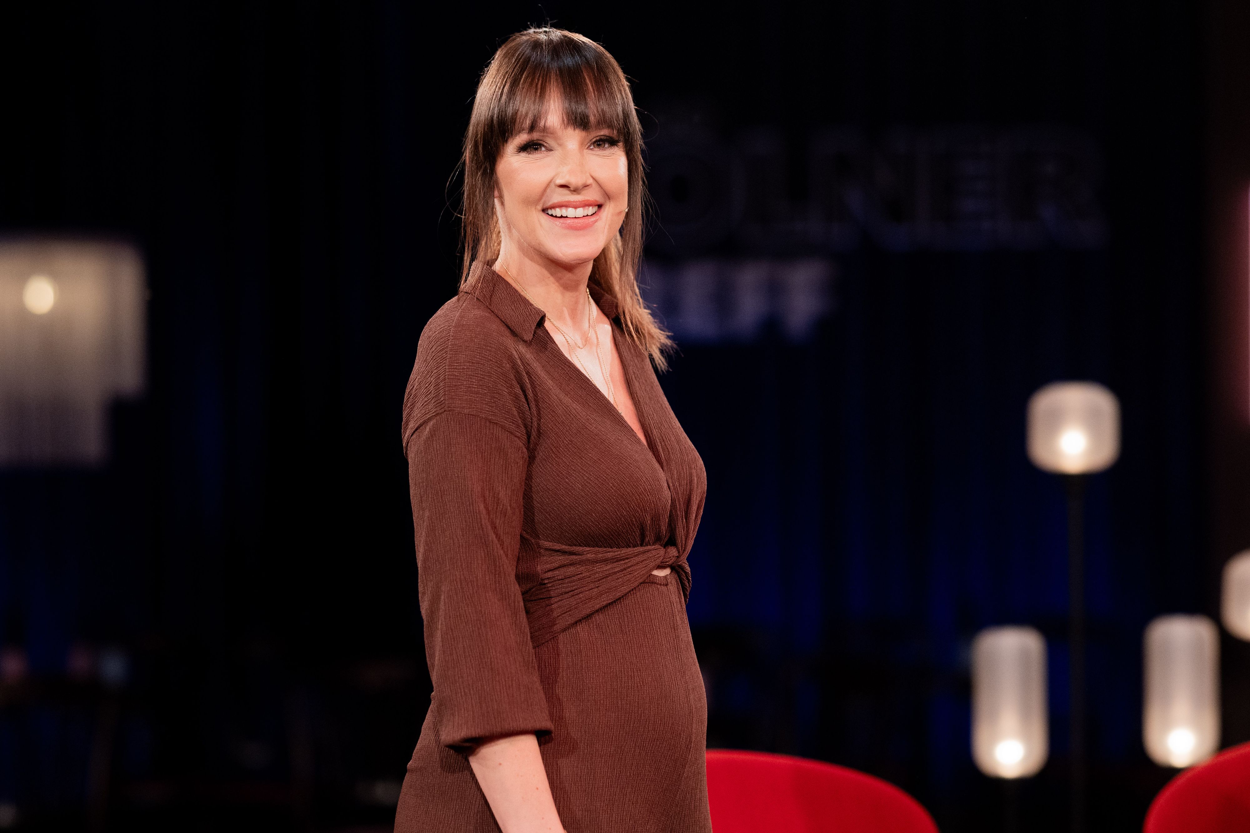 Comedienne, Schauspielerin und Autorin <strong>Carolin Kebekus</strong> zeigt glücklich ihren Babybauch.