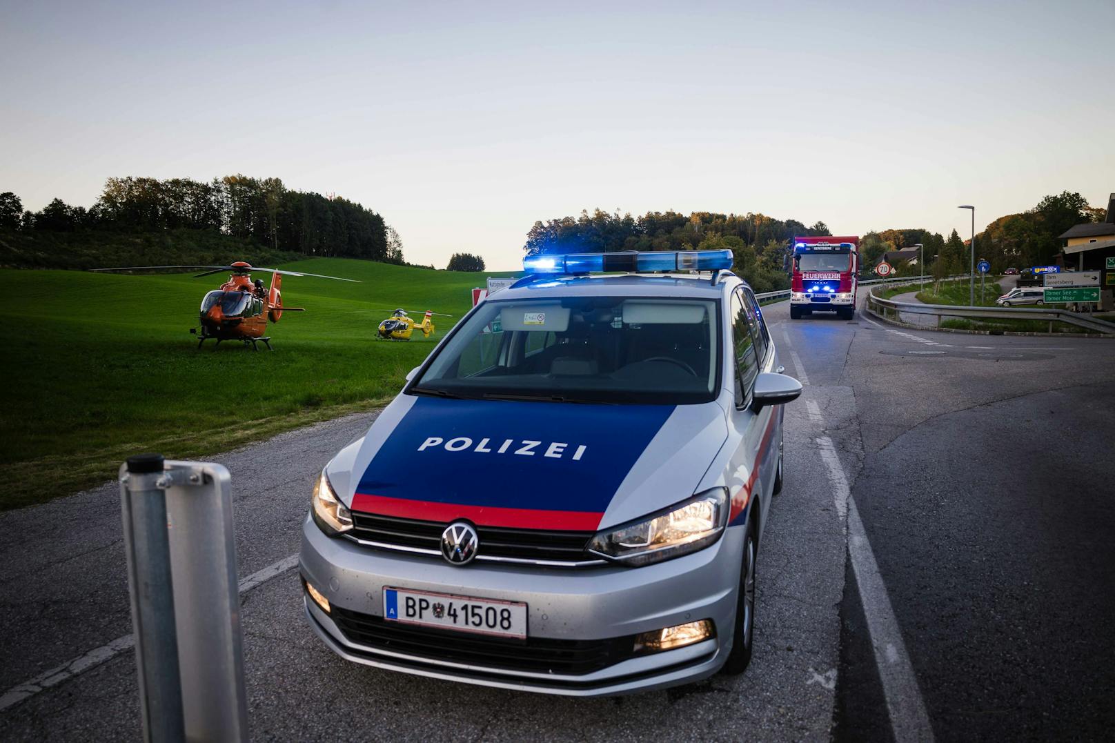 In weiterer Folge wurde er auf den Pkw einer nachkommenden 21-Jährigen, auch aus dem Bezirk Braunau, geschleudert und kam 15 Meter weiter im Straßengraben zum Liegen.