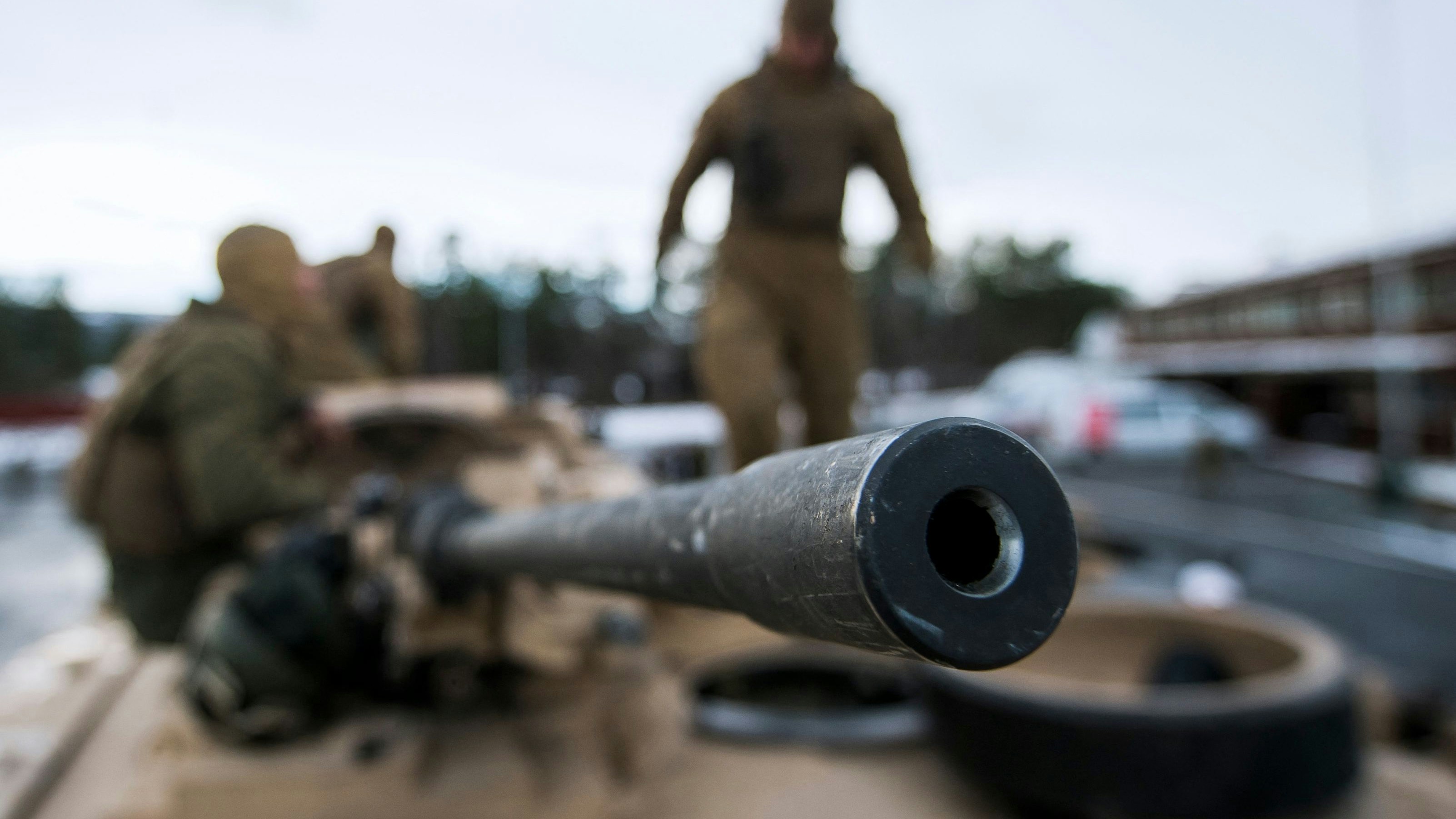 Download von www.picturedesk.com am 07.09.2023 (07:38).  (FILES) US Marines prepare their M1 Abrams tank to take part in an exercise to capture an airfield as part of the Trident Juncture 2018, a NATO-led military exercise, on November 1, 2018 near the town of Oppdal, Norway. The United States will provide depleted uranium tank ammunition to Ukraine as part of a $175 million aid package, the Pentagon said on September 6, 2023. The 120mm rounds are for the US M1 Abrams tanks that Washington has promised to Kyiv and which are expected to be delivered before the end of the year. (Photo by Jonathan NACKSTRAND / AFP) - 20181101_PD12493 - Rechteinfo: Rights Managed (RM) Nur für redaktionelle Nutzung! Werbliche Nutzung erfordert Freigabe: bitte schicken Sie uns eine Anfrage.
