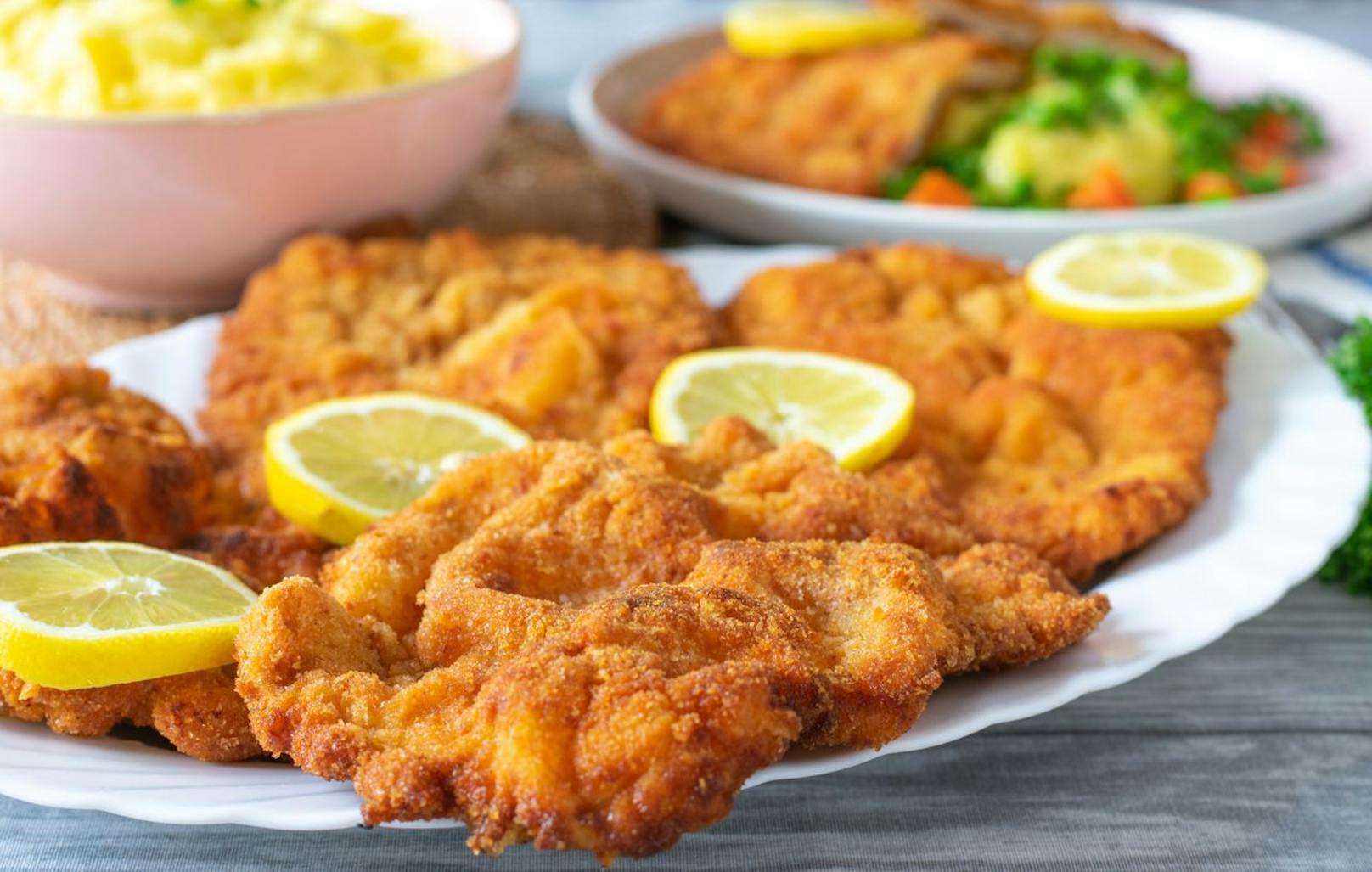 Statt Wiener Schnitzel vom Kalb wird oft auch Schnitzel vom Schwein bestellt.