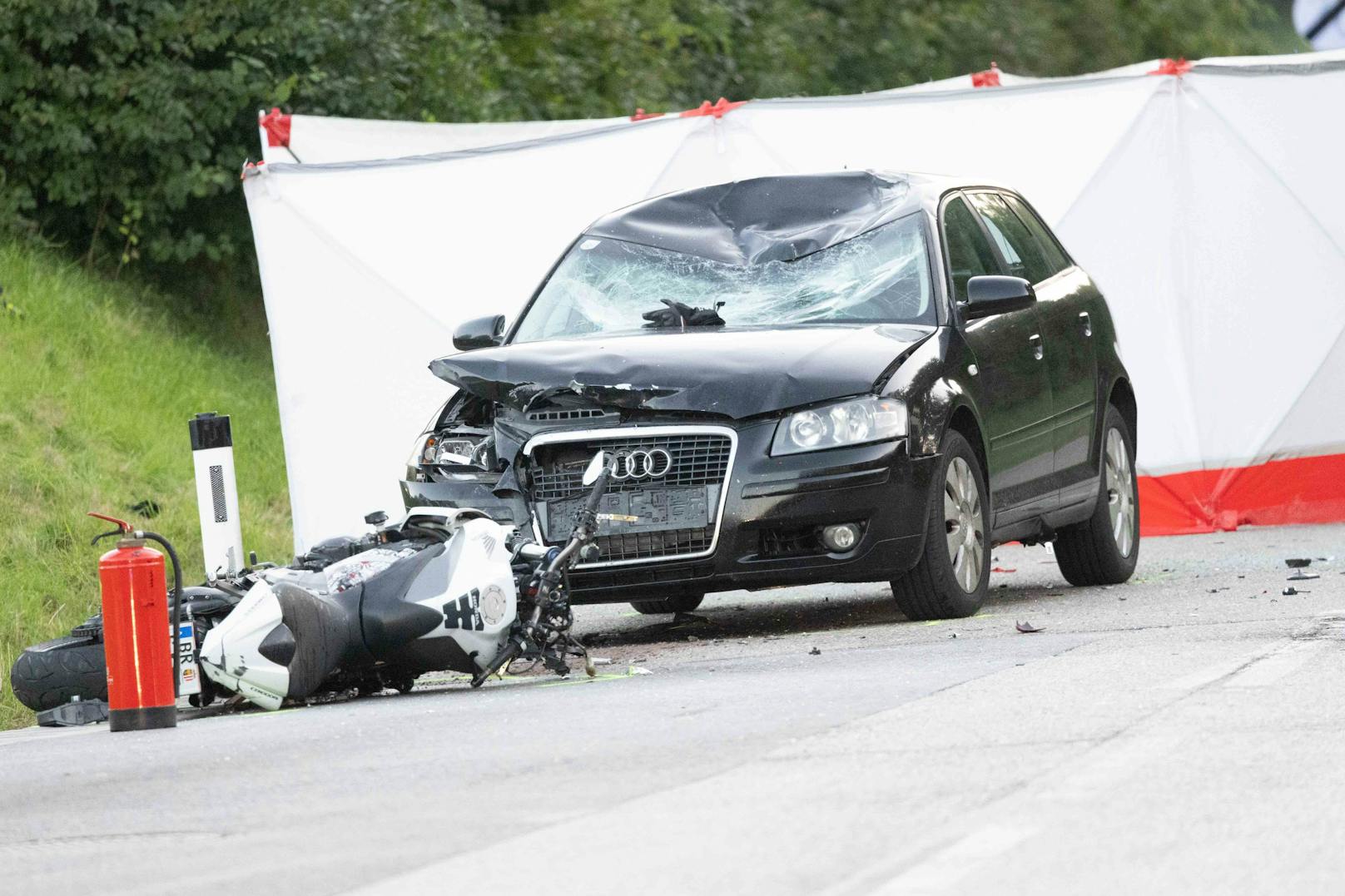 Biker (21) ist bei Kollision mit Auto auf der Stelle tot