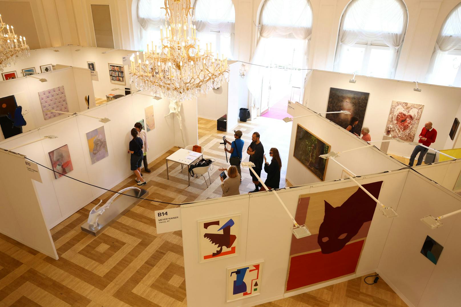61 Galerien stellen heuer bei der viennacontemporary aus. Mehr als 120 Künstlerinnen und Künstler sind mit dabei.
