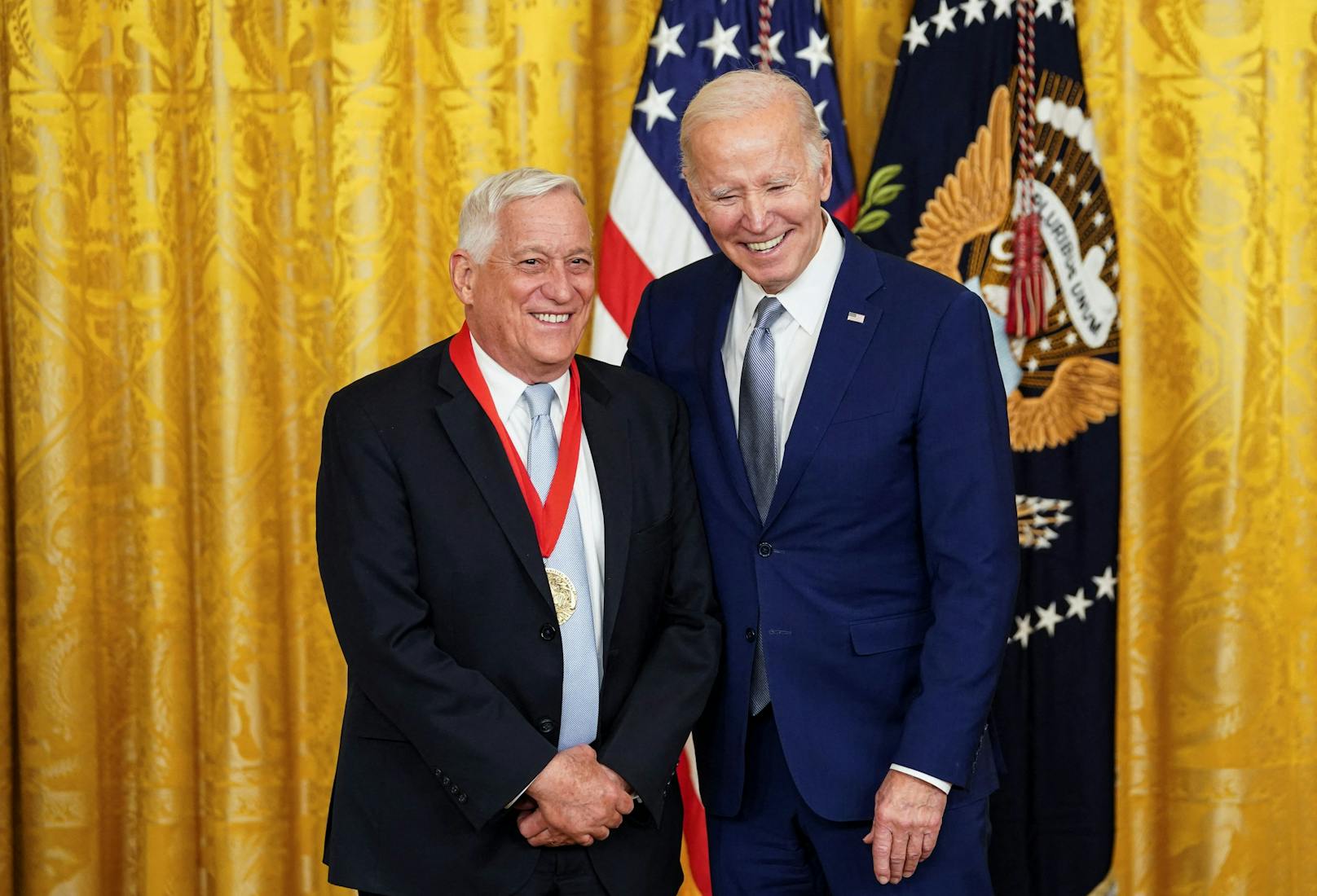 Star-Autor Walter Isaacson neben US-Präsident Joe Biden im Weißen Haus am 22. März 2023.