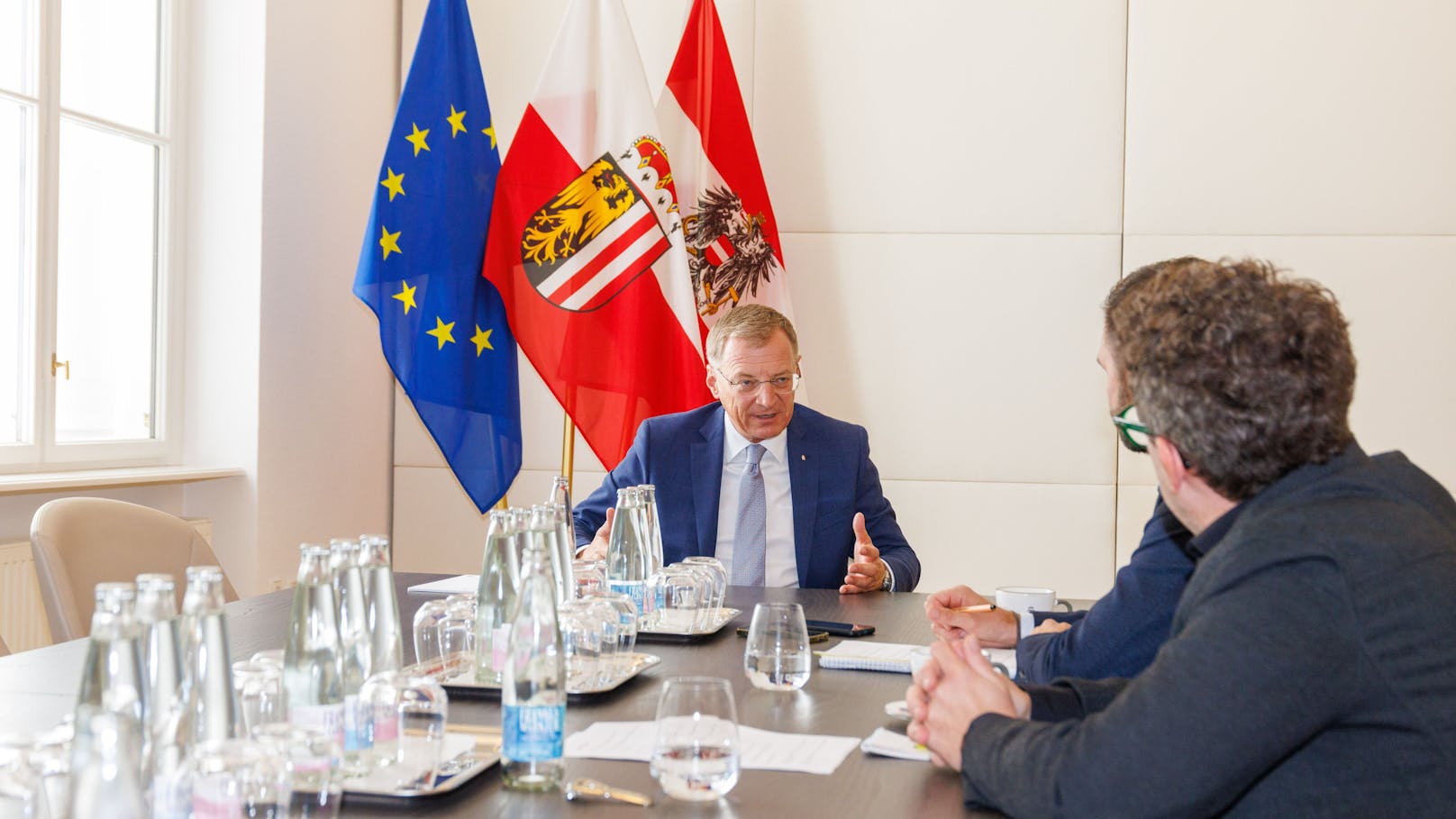 Landeshauptmann Thomas Stelzer im "Heute"-Interview in seinem Büro im Linzer Landhaus.