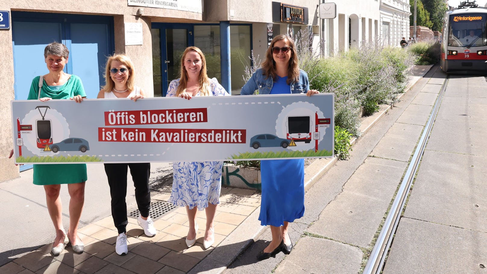 v.li.: Währings Bezirkschefin Silvia Nossek (Grüne), Wiener Linien-Geschäftsführerin Alexandra Reinagl, MA67-Chefin Michelle Krumpschmid und Verkehrsstadträtin Ulli Sima (SPÖ)