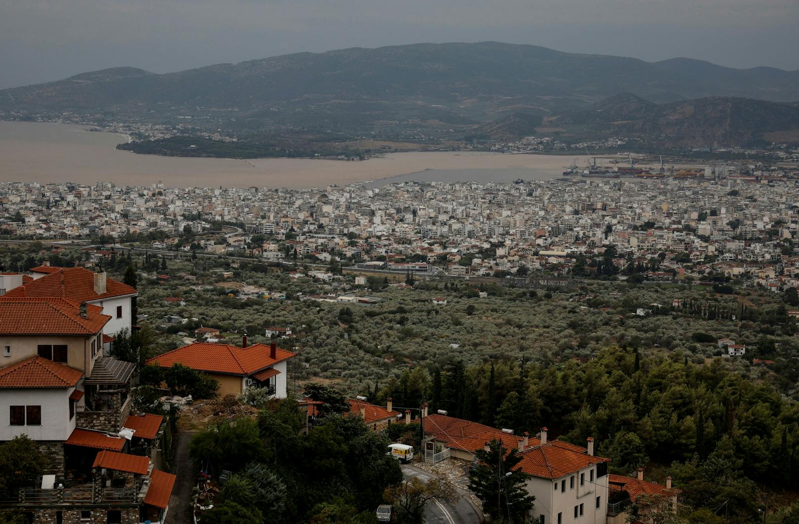 Blick über Volos auf das Flutwasser-verfärbte Meer.