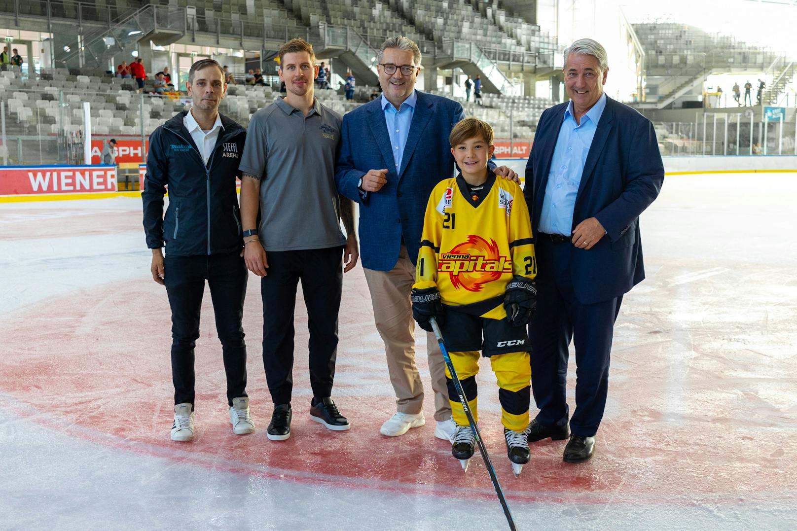 Sportstadtrat Peter Hacker (Bildmitte) mit Caps-Kapitän Mario Fischer (links daneben) und Betriebsleiter Gerald Partmann (ganz rechts) auf dem neuen Caps-Eis.