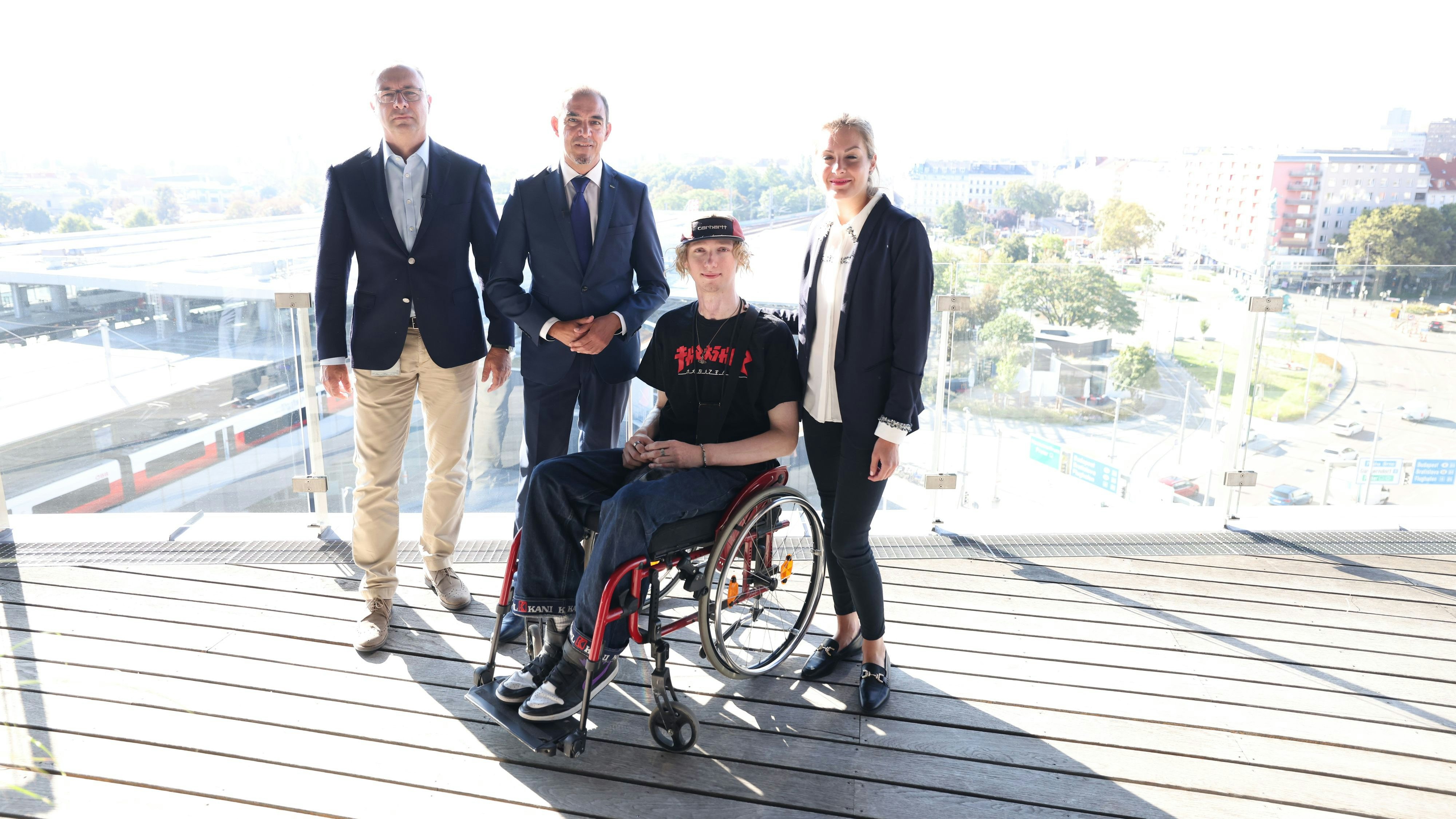 Der Vorstand der ÖBB-Infrastruktur Johann Pluy, Christian Schimanofsky - Chef des Kuratoriums für Verkehrssicherheit, Strom-Opfer Nino L. und die AKH-Chirurgin Viktoria König (v.l.).