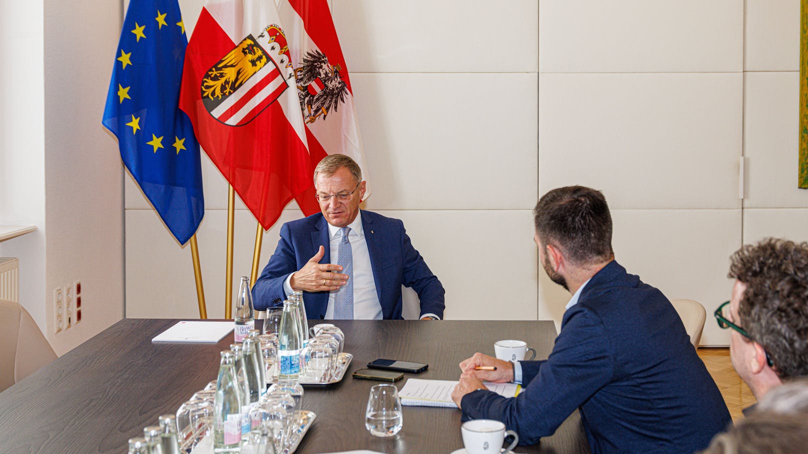 Landeshauptmann Thomas Stelzer im "Heute"-Interview in seinem Büro im Linzer Landhaus.