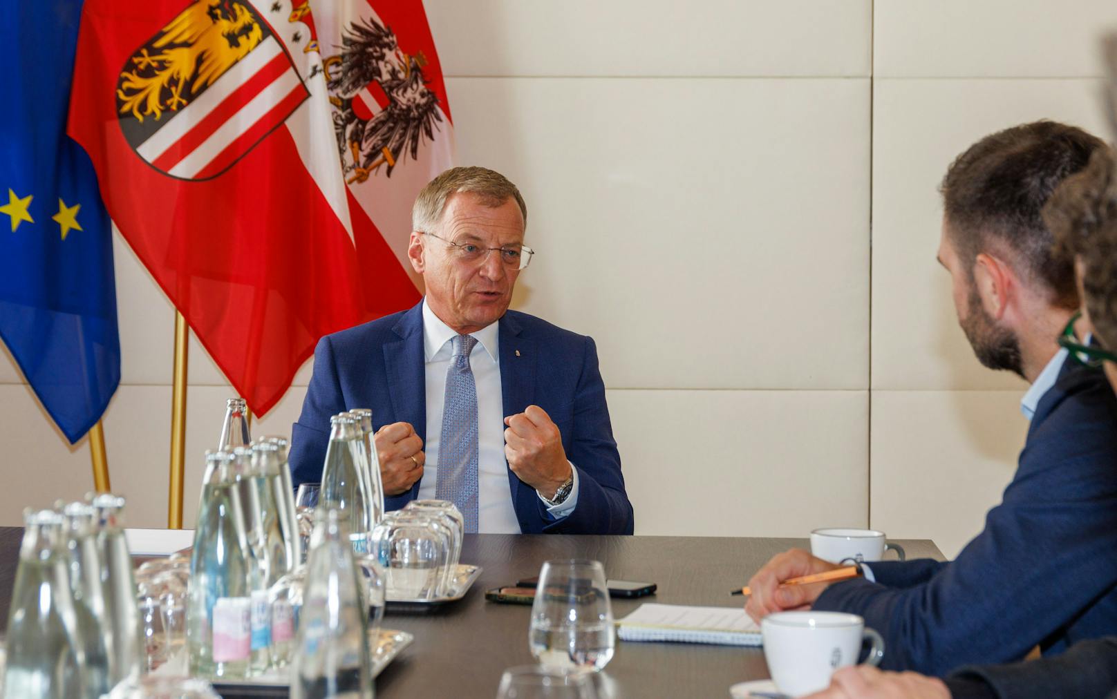 Landeshauptmann Thomas Stelzer im "Heute"-Interview in seinem Büro im Linzer Landhaus.