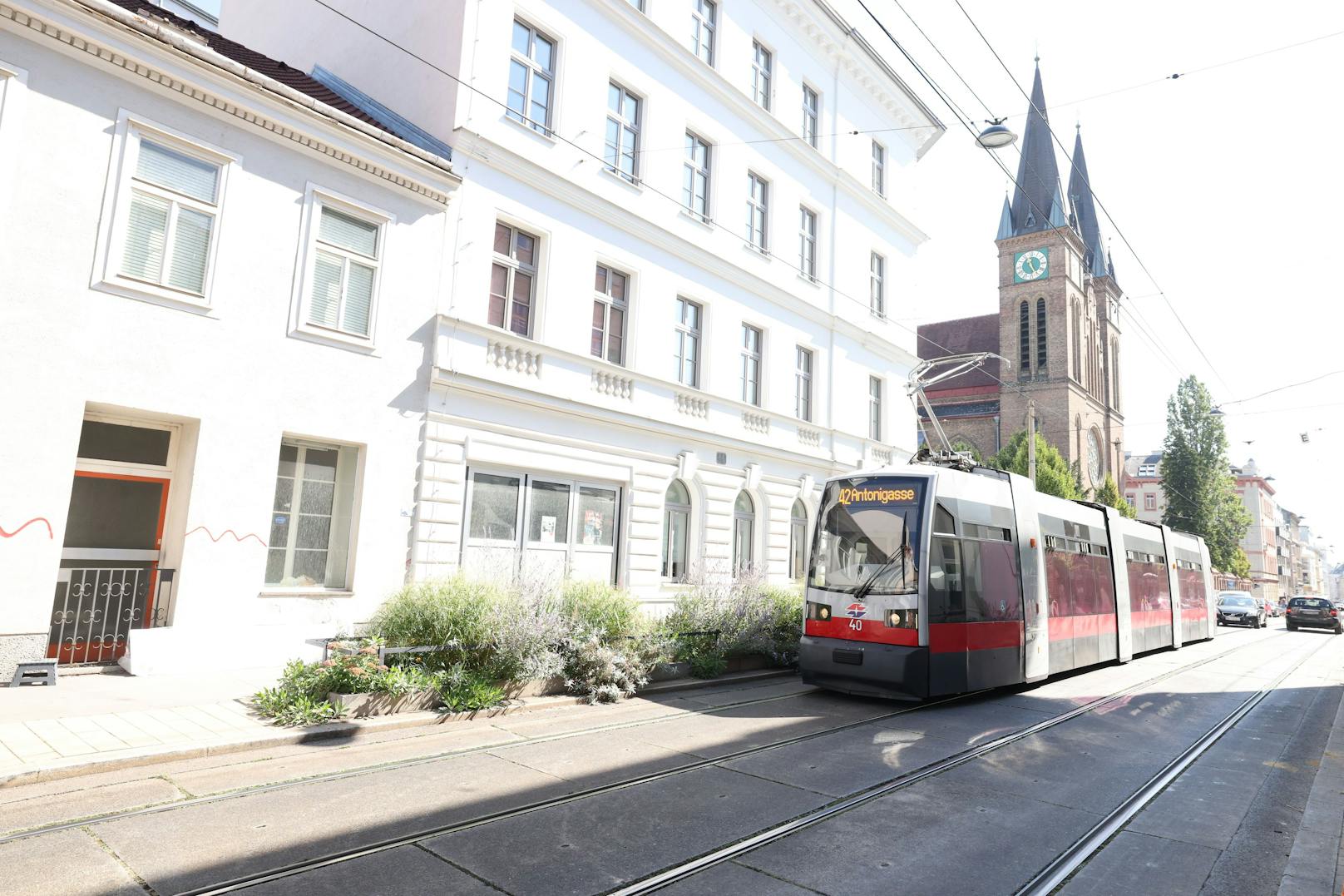 Umbaumaßnahmen, wie der Verbreiterung und Begrünung von Gehsteigen, soll gegen Öffi-Blockierer helfen.