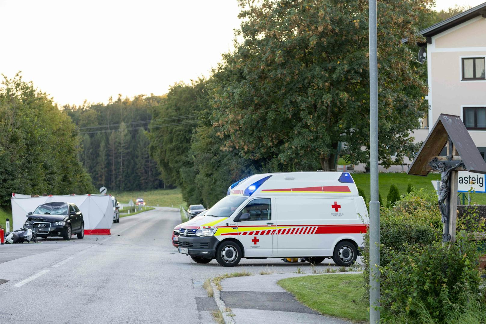 Im Ortsgebiet von Geretsberg beabsichtigte der 82-Jähige nach links einzubiegen und dürfte dazu sein Fahrzeug auf die Gegenfahrbahn gelenkt haben.