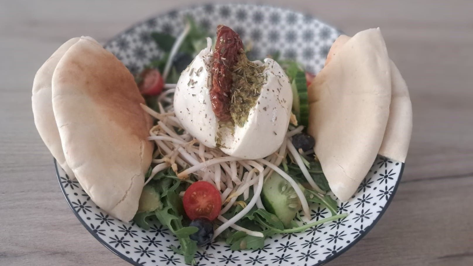 Burrata mit Ruccola.