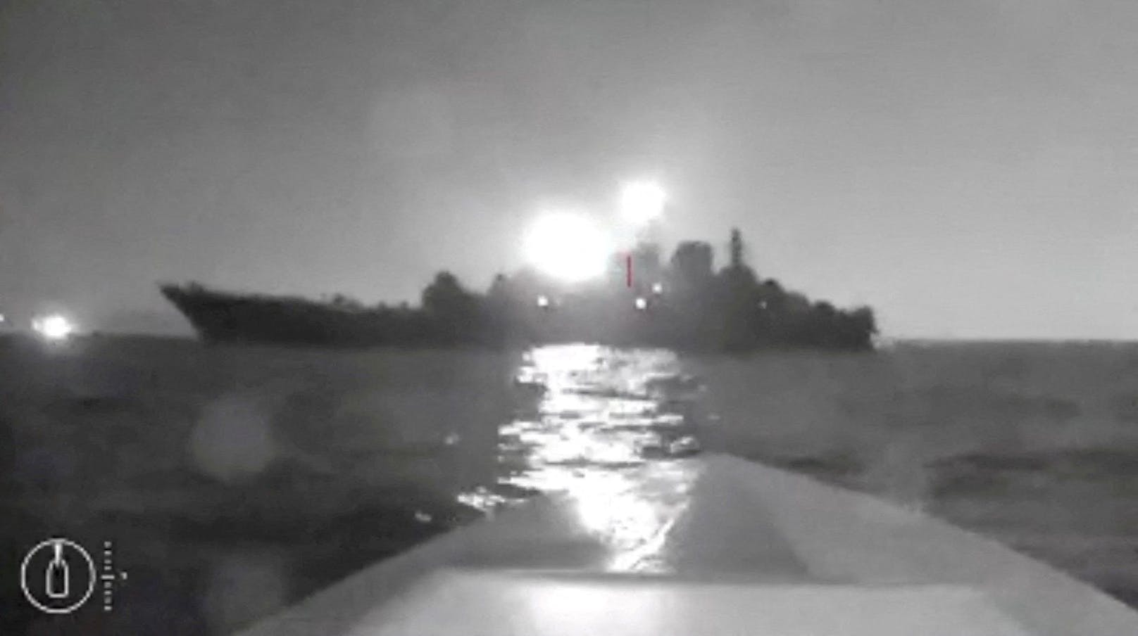 Die Silhouette des russischen Landungsschiffs "Olenegorski Gornjak" aus der Sicht einer angreifenden See-Drohne. (4. August 2023)