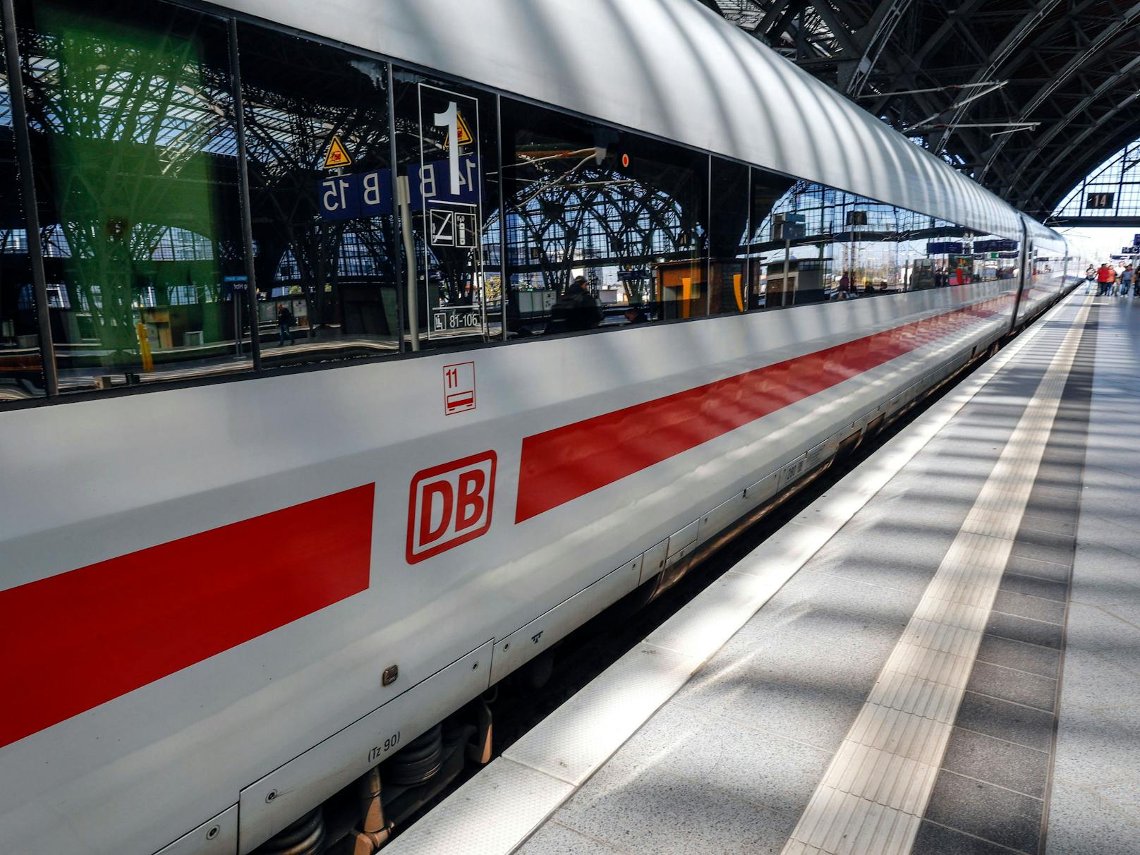 Mehrere Züge fielen in der Nacht zum 8. September 2023 zwischen Hamburg und Berlin wegen Bränden an Kabelschächten aus. (Symbolbild)
