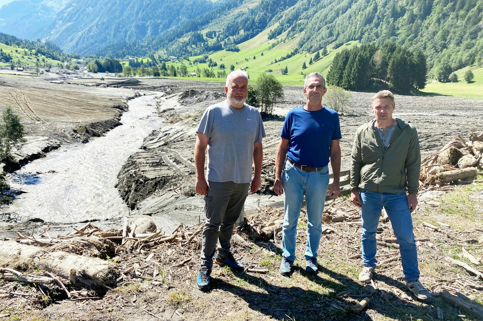 Bürgermeister Peter Loitfellner (Rauris, rechts), Mitte Martin Zopp (Wasserschutzbau Land Salzburg) und Michael Bungart (Gewässerbewirtschaftung Land Salzburg).