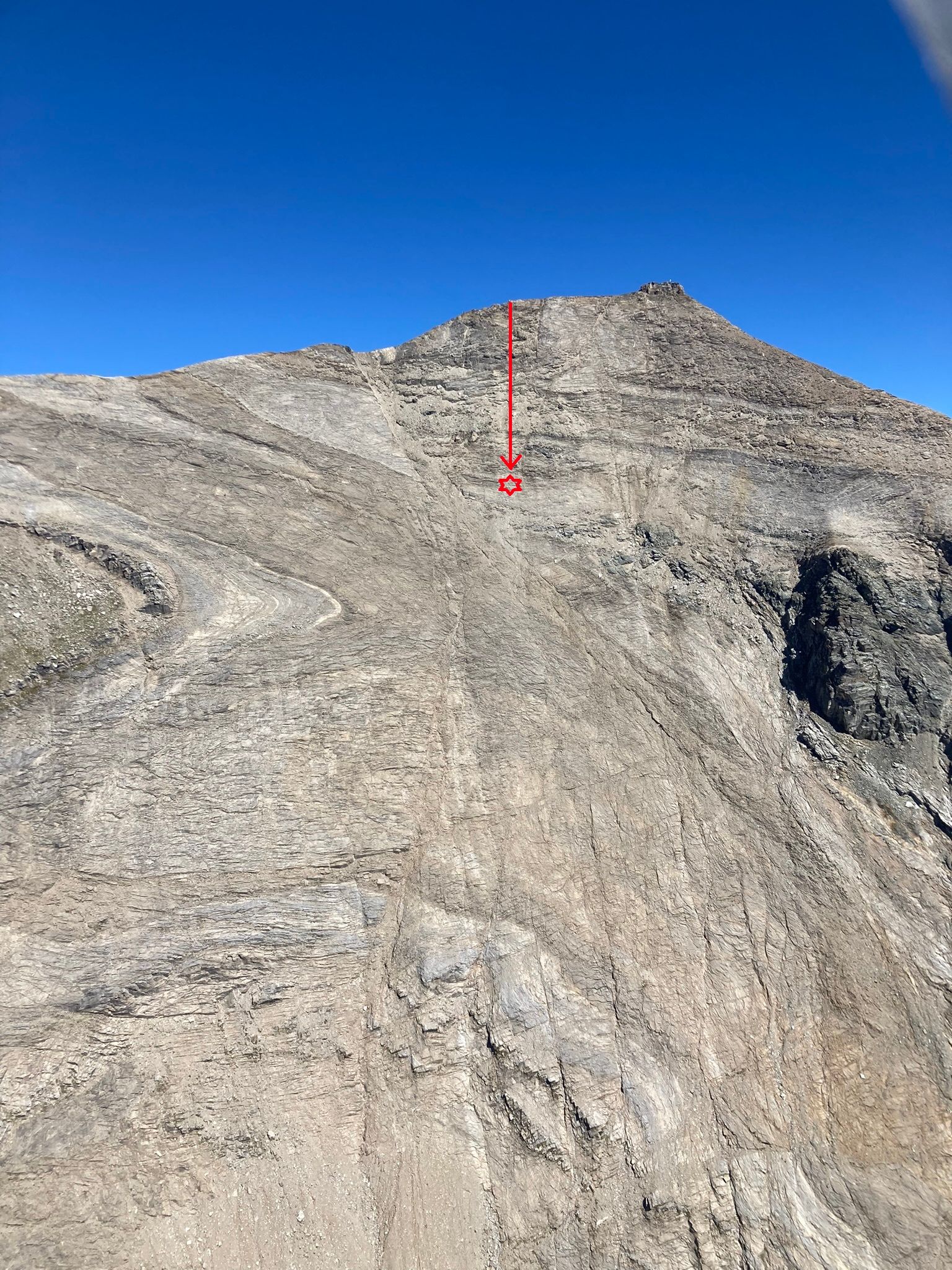 Über diesen Abhang stürzte die 19-Jährige in den Tod.