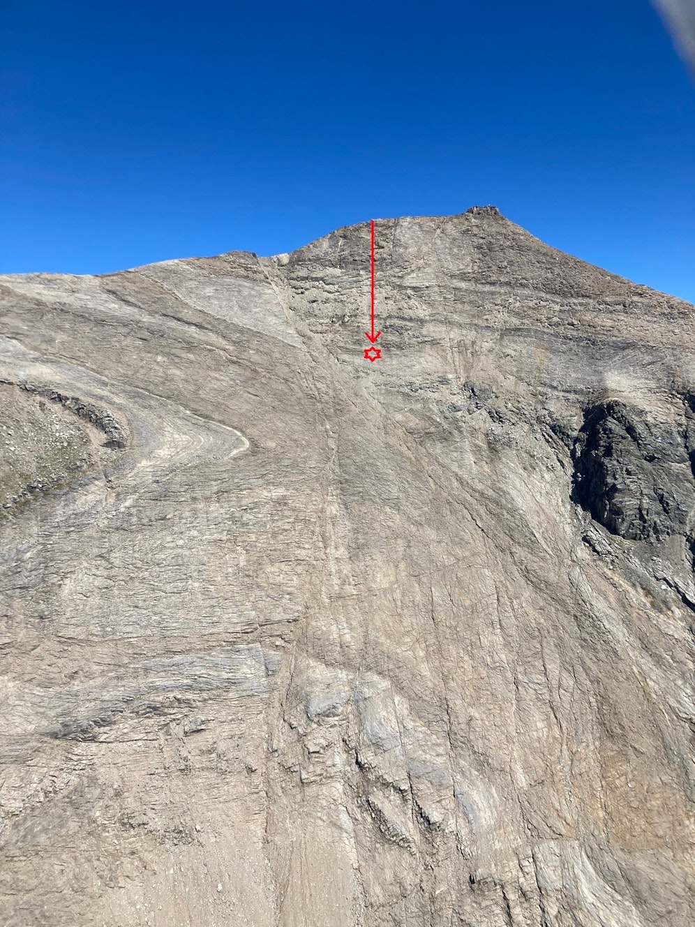 Über diesen Abhang stürzte die 19-Jährige in den Tod.