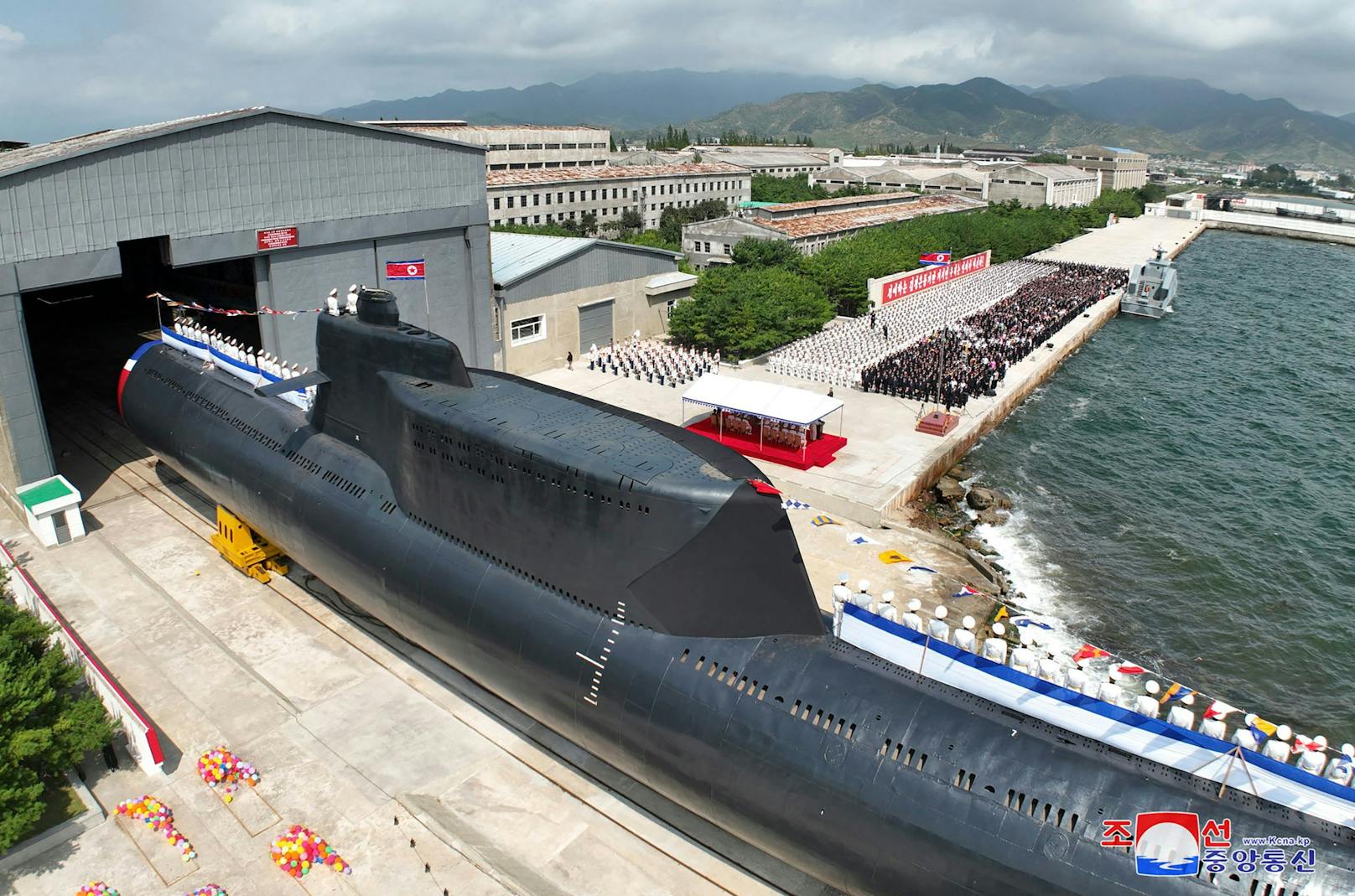 Nordkorea lässt U-Boot für Atomwaffen-Angriff zu Wasser