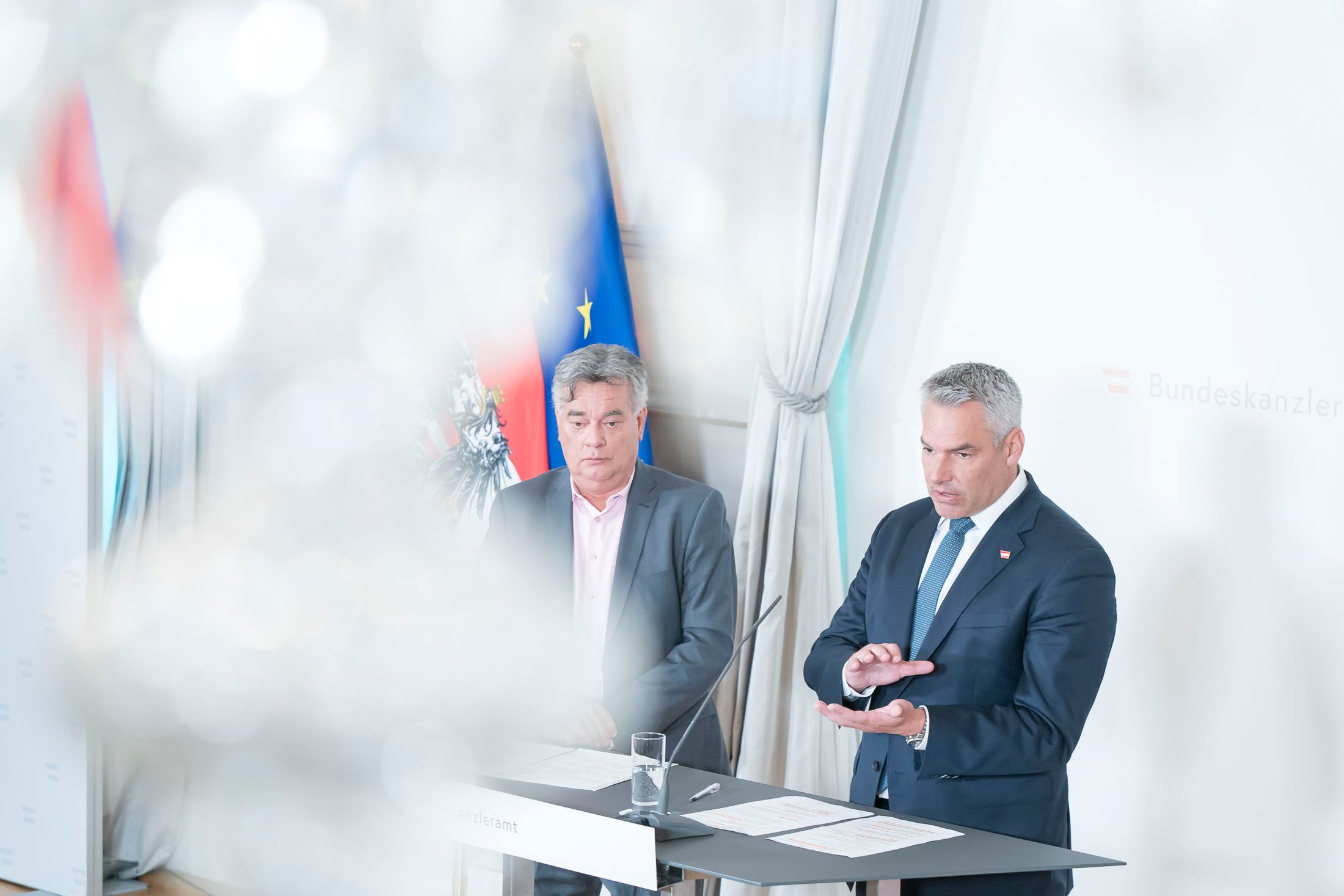 Kanzler Karl Nehammer (VP) und Vize Werner Kogler (Grüne) wollen durchdienen.