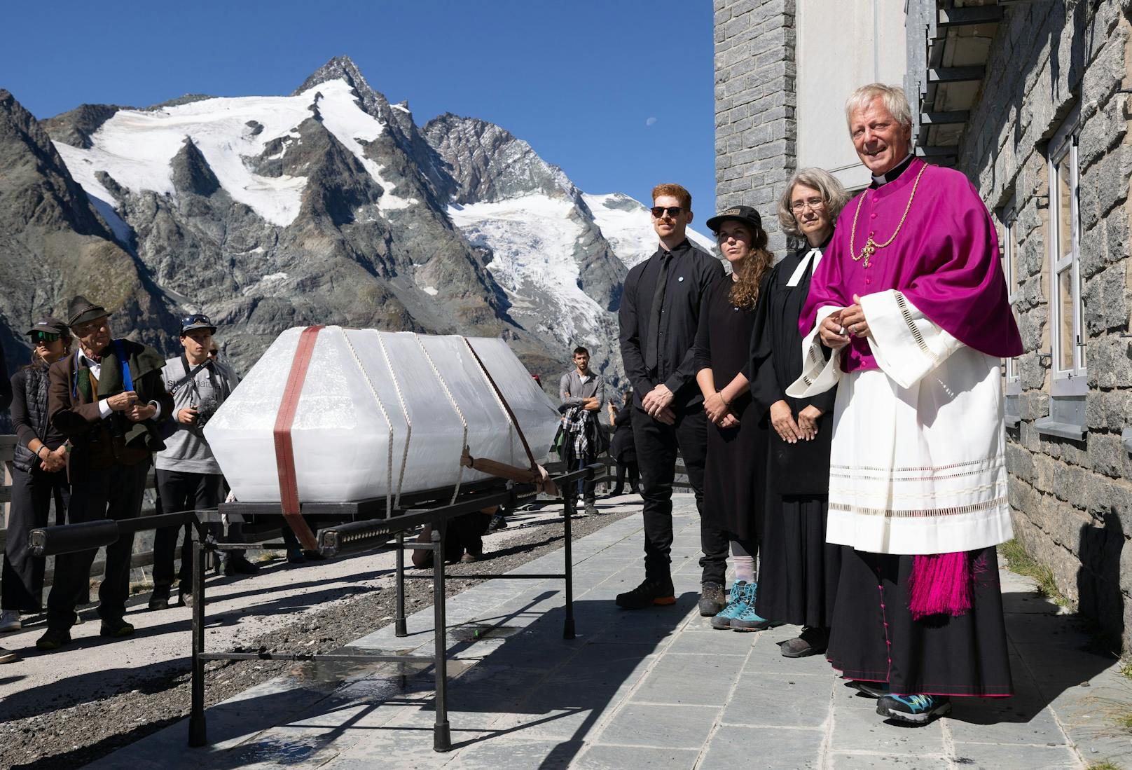 Die Pasterze wurde am 5. September 2023 mit kirchlichen Würden und einem Sarg aus Eis symbolisch zu Grabe getragen.