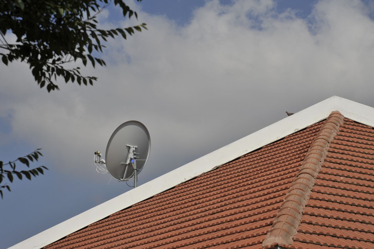 Der Burgenländer stürzte beim Richten des SAT-Empfängers ab. (Symbolbild)