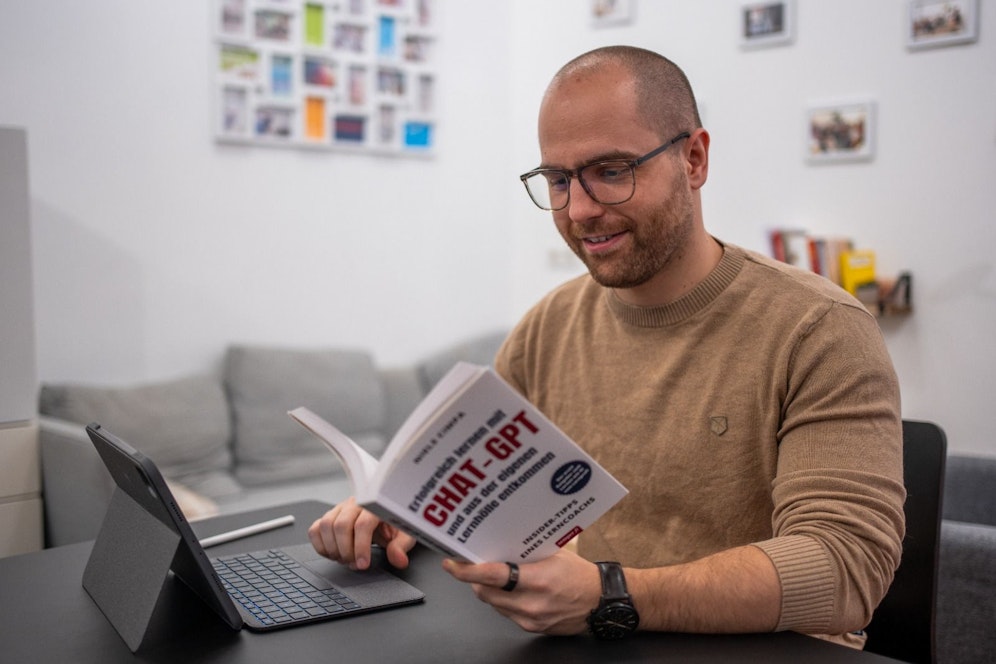 Wiener Niels Cimpa will mit seinem neuen Buch Schülern und Lehrern zeigen, wie man ChatGPT im Unterricht nutzen kann.