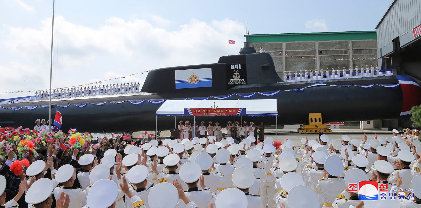 Dazu könnte unter anderem dieses U-Boot dienen: Erste Bilder der nordkoreanischen Nachrichtenagentur KCNA ließen nach Berichten südkoreanischer Medien zehn Abschussrohre erkennen, die – je nach Bauart – auch für Atomwaffen geeignet seien.