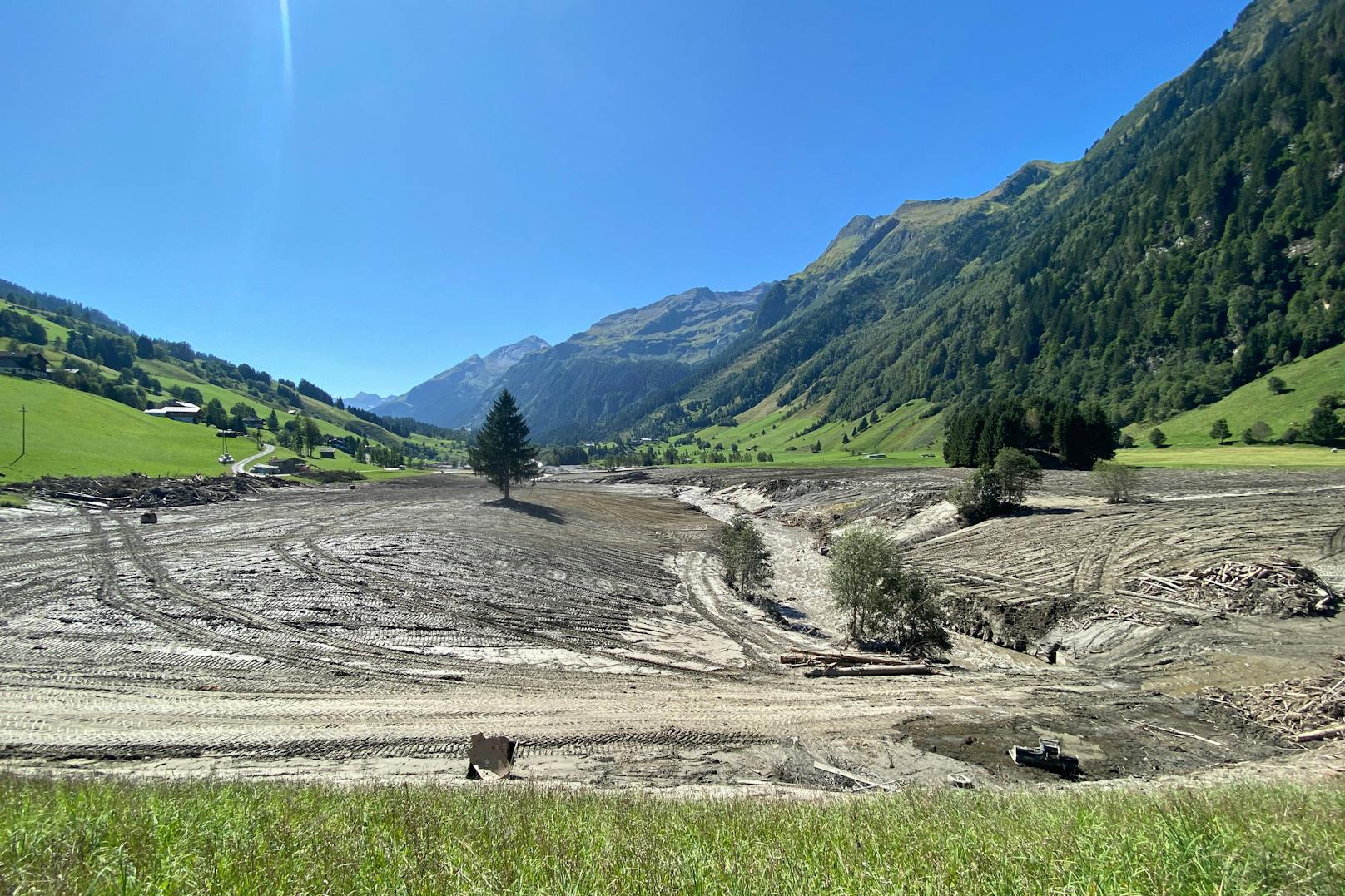 Rauris nach dem Unwetter am 28. August, im Bild die Spur der Verwüstung, die die Rauriser Ache gezogen hat.