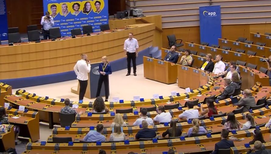 Heiratsantrag im EU-Parlament.