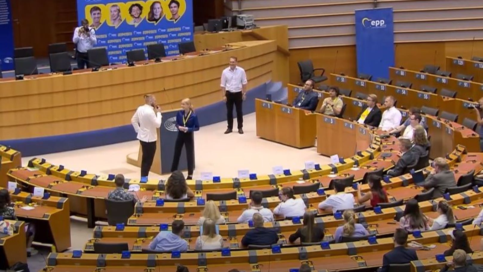 Heiratsantrag im EU-Parlament.