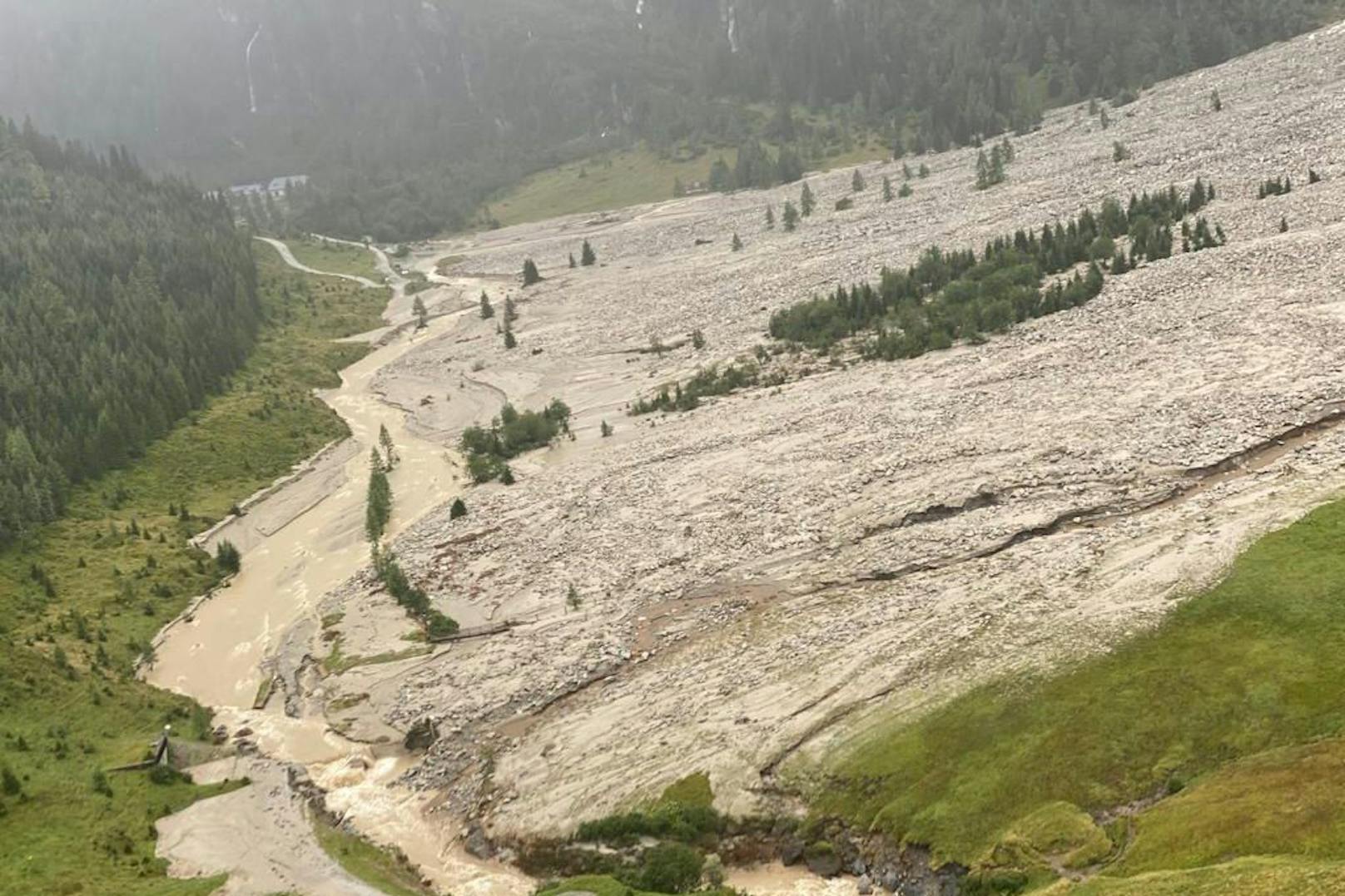 Luftaufnahme von der Hochwassersituation im Raurisertal.